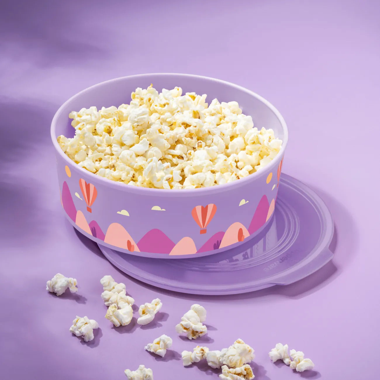 Baseline 1,5l Rund Quadro Lila von der Marke Tupperware / Kecks und Snackdose / Perfekt für Süße und Herzhafte Snacks / Einfach zu Öffnen / Stapelbar /    Beispielbild mit Popcorn gefüllt 3 / Hier direkt online kaufen 