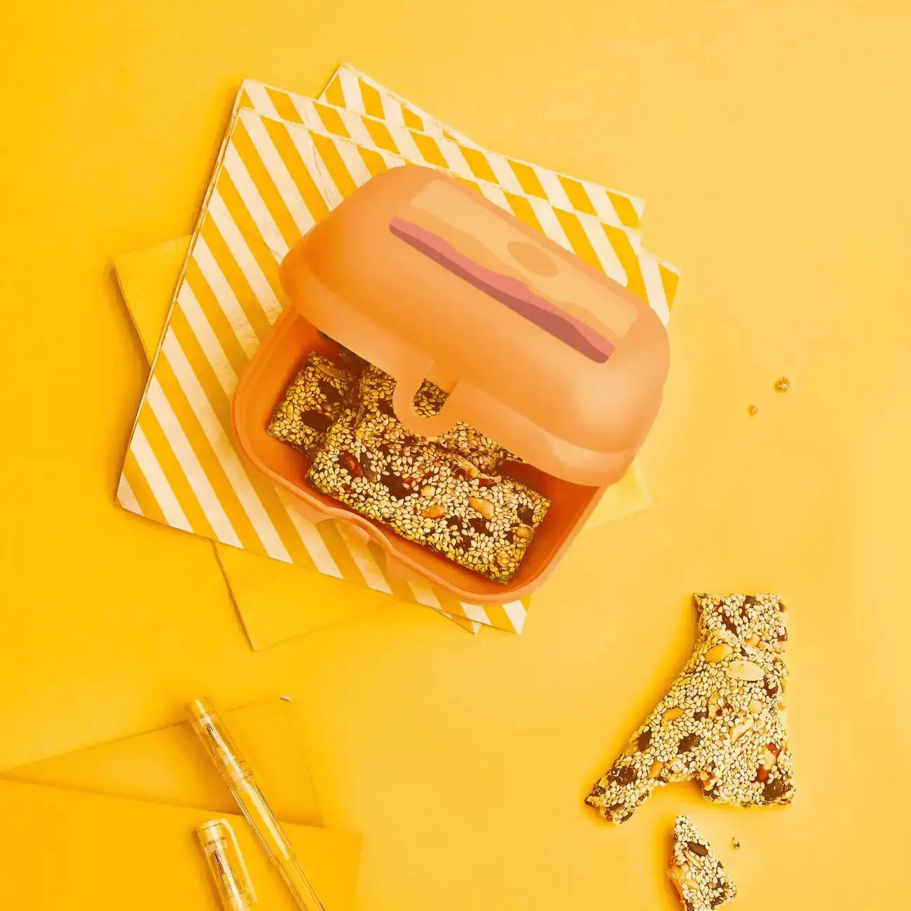 Eco+ Großer Twin Oyster Sonne Brotbox von der Marke Tupperware / Brot und Lunchbox mit Sonnenuntergang Design / Leicht zu öffnen und schließen / Beispielbild gefüllt mit Frühstück 1 / Hier direkt online kaufen