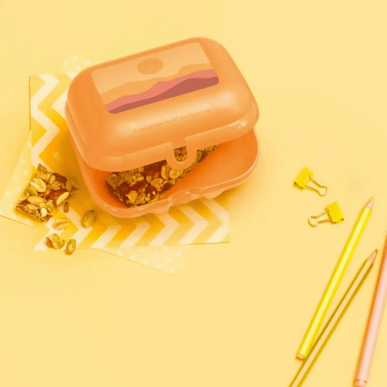 Eco+ Großer Twin Oyster Sonne Brotbox von der Marke Tupperware / Brot und Lunchbox mit Sonnenuntergang Design / Leicht zu öffnen und schließen / Beispielbild gefüllt mit Frühstück 2 / Hier direkt online kaufen