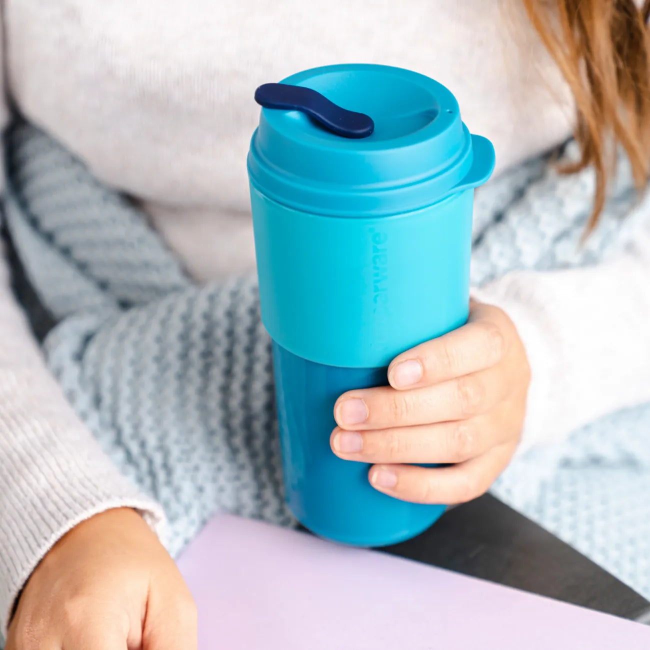 Eco+ Kaffeebecher 490ml von der Marke Tupperware / große Füllmenge für z.B extra Milchschaum / Granulierte Oberfläche für einen besseren Griff / Nachhaltig und Stylisch / Beispielbild liegt gut in der Hand / Hier direkt online kaufen