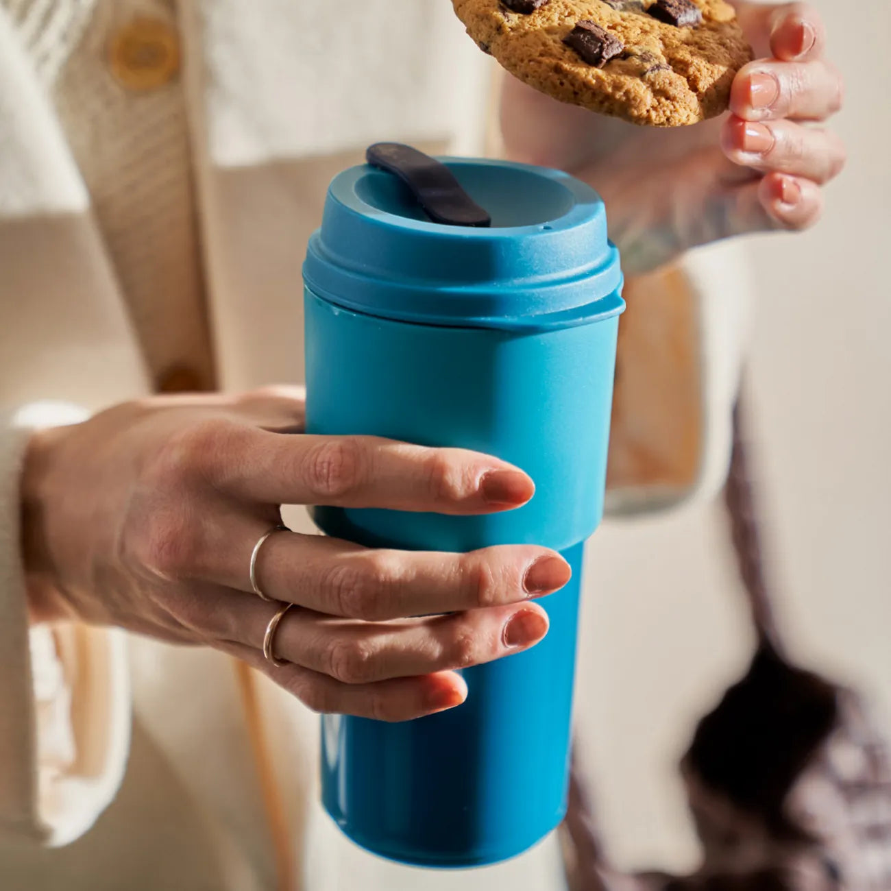 Eco+ Kaffeebecher 490ml von der Marke Tupperware / große Füllmenge für z.B extra Milchschaum / Granulierte Oberfläche für einen besseren Griff / Nachhaltig und Stylisch / Beispielbild liegt gut in der Hand 2 / Hier direkt online kaufen