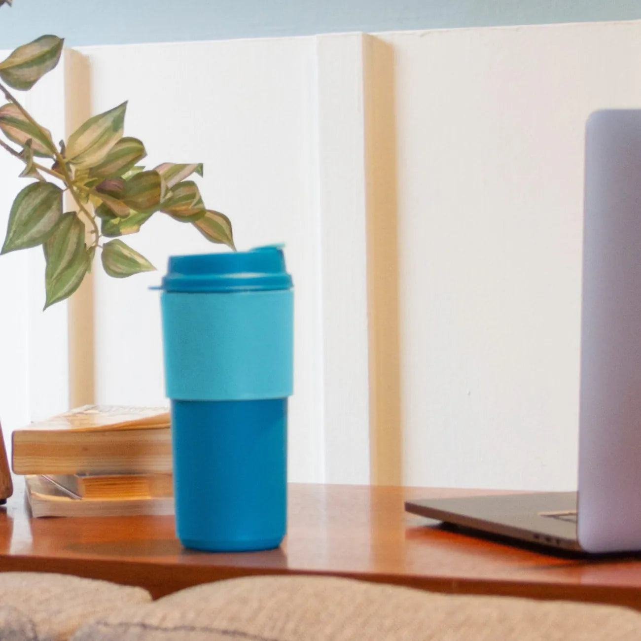 Eco+ Kaffeebecher 490ml von der Marke Tupperware / große Füllmenge für z.B extra Milchschaum / Granulierte Oberfläche für einen besseren Griff / Nachhaltig und Stylisch / Beispielbild Perfekt für ins Büro / Hier direkt online kaufen