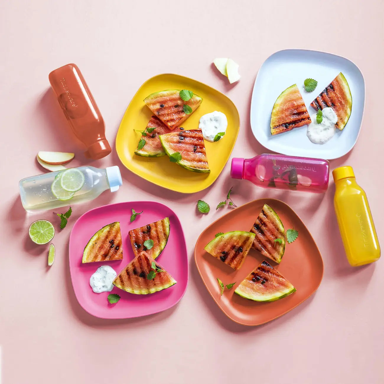 Eco Picknick Teller Set von der Marke Tupperware / 4 Stück / Für mehr Farbe auf dem Tisch / Nachhaltig und Praktisch / Perfekt für drinnen, draußen und Unterwegs / Beispielbild mit den Farblich dazu Passenden Eco+ Flaschen / Hier direkt online kaufen 