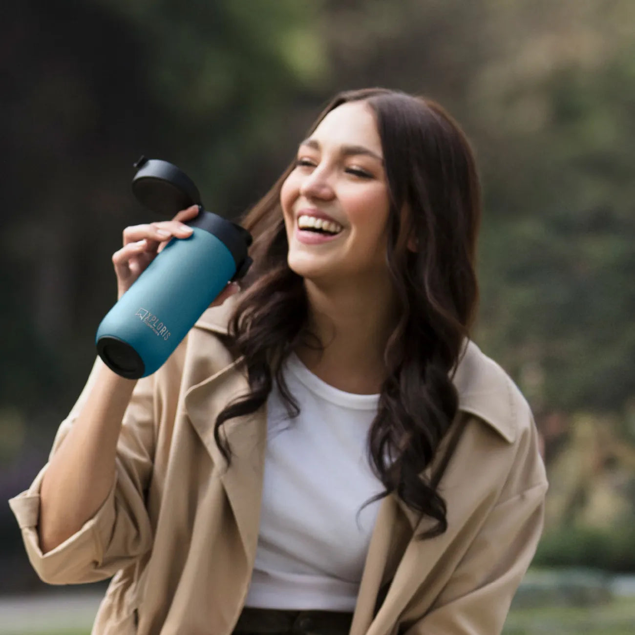 Xploris Trinkbecher 450ml von der Marke Tupperware / Stylisch und funktional / To Go Thermobehälter / Mit Sicherheitsverschluss / gut in der Hand haltbar / Beispielbild beim Trinken / Hier direkt online kaufen 