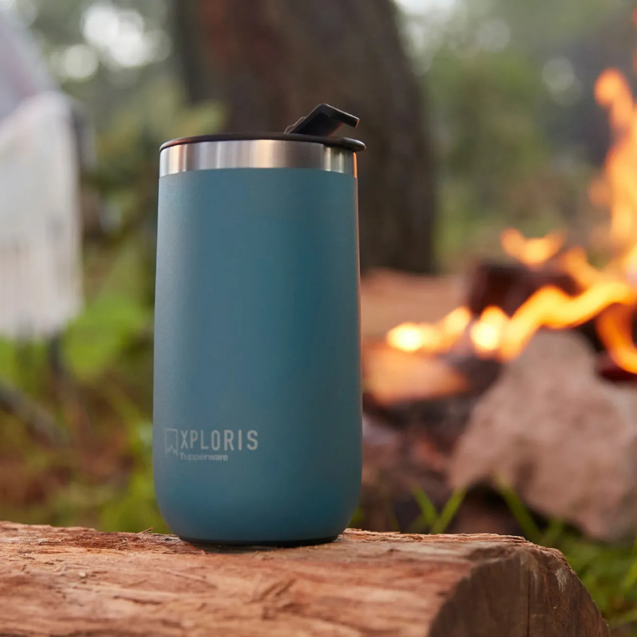 Xploris 350ml Trinkbecher von der Marke Tupperware / Stylisch und Praktisch / Einfaches und bequemes Trinken / Becher hält heiß und kalt Getränke Stundenlang Warm oder Kalt / Schlankes Design - Perfekt für jeden Getränke Halter / Beispielbild Becher Unterwegs / Hier direkt online kaufen