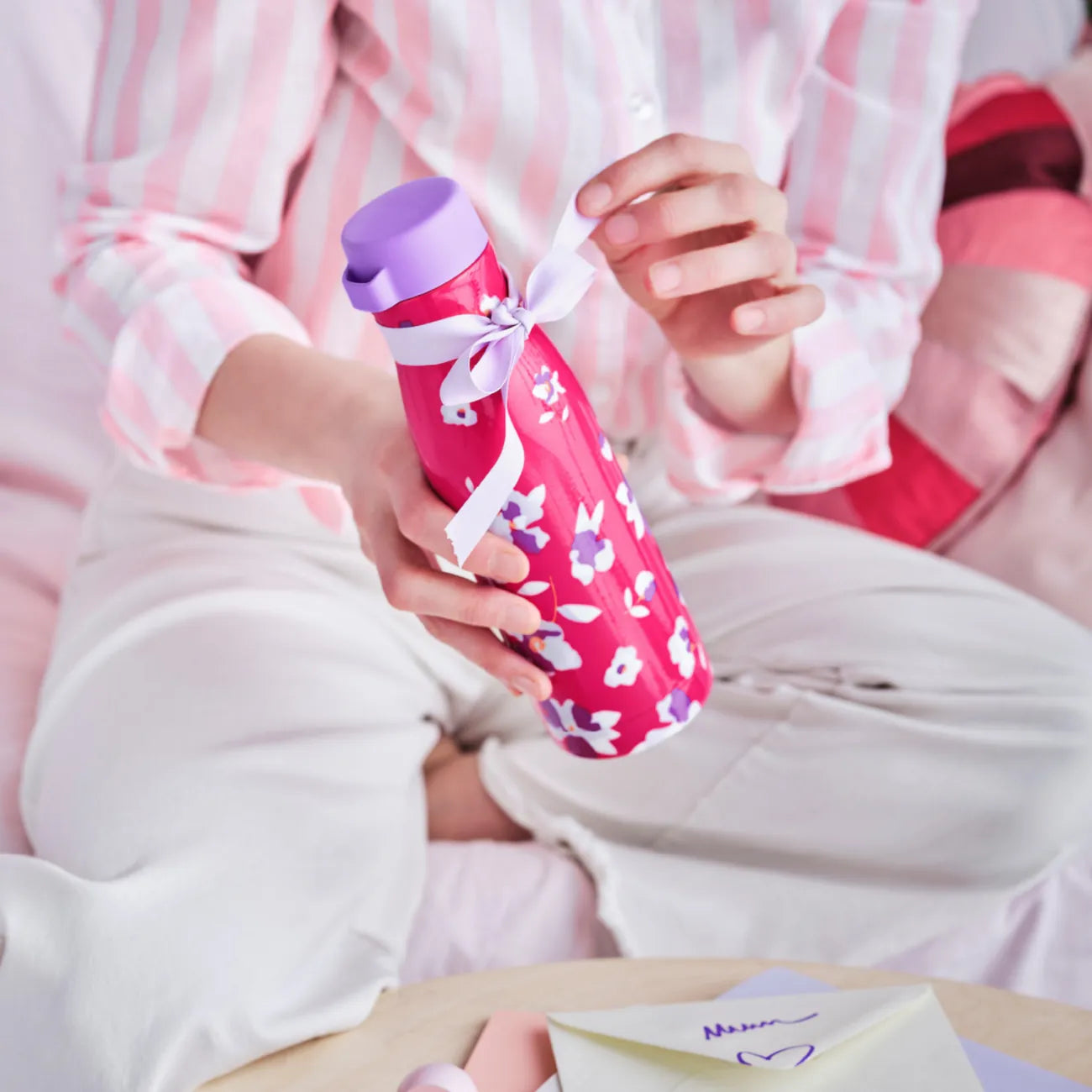Fashion Flask 410ml von der Marke Tupperware / Isolierflasche / leichtes Reinigen / mit Buntem Printdesign / Besonders gut geeignet für Unterwegs / Beispielbild Flasche in der Hand 2 / Hier direkt online kaufen 