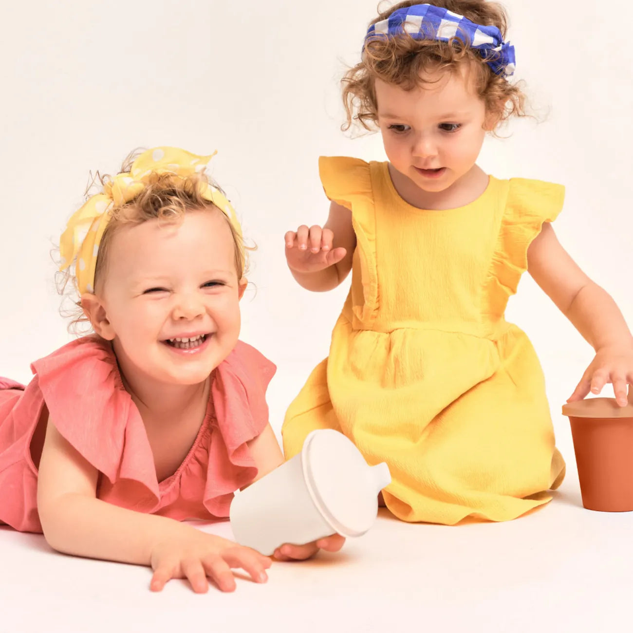 TupperCare Trinkbecher Set von der Marke Tupperware / 2 Stück / Granulierte Oberfläche sorgt für einen guten Griff / einfaches Trinken durch Trinköffnung / Für kalte und stille Getränke / Speziell für Kleinkinder / Becher in zwei Farben / Hier direkt online kaufen