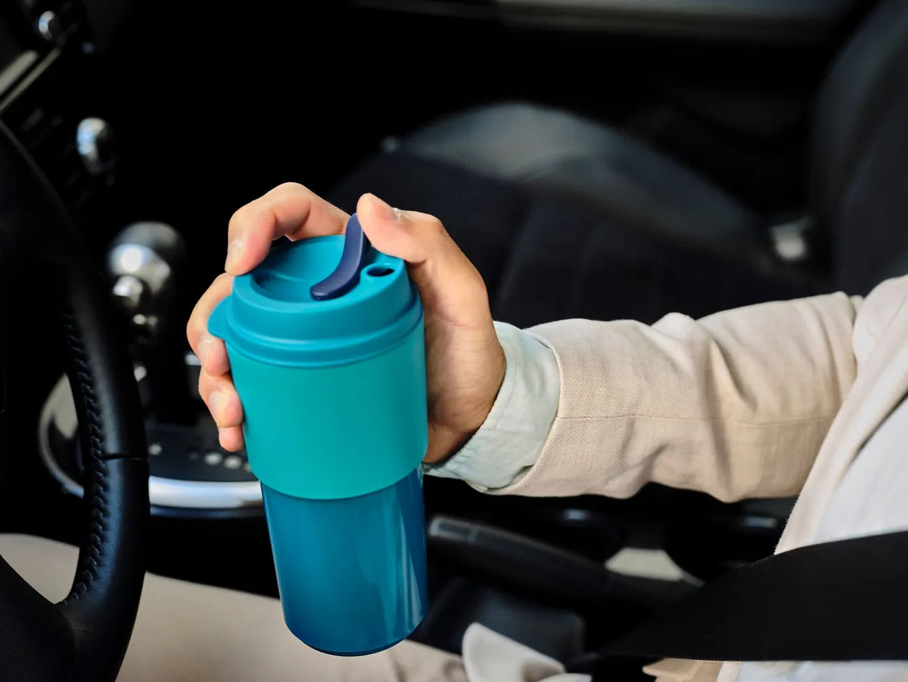Eco+ Kaffeebecher 490ml von der Marke Tupperware / große Füllmenge für z.B extra Milchschaum / Granulierte Oberfläche für einen besseren Griff / Nachhaltig und Stylisch / Beispielbild Perfekt für die Auto fahrt / Hier direkt online kaufen