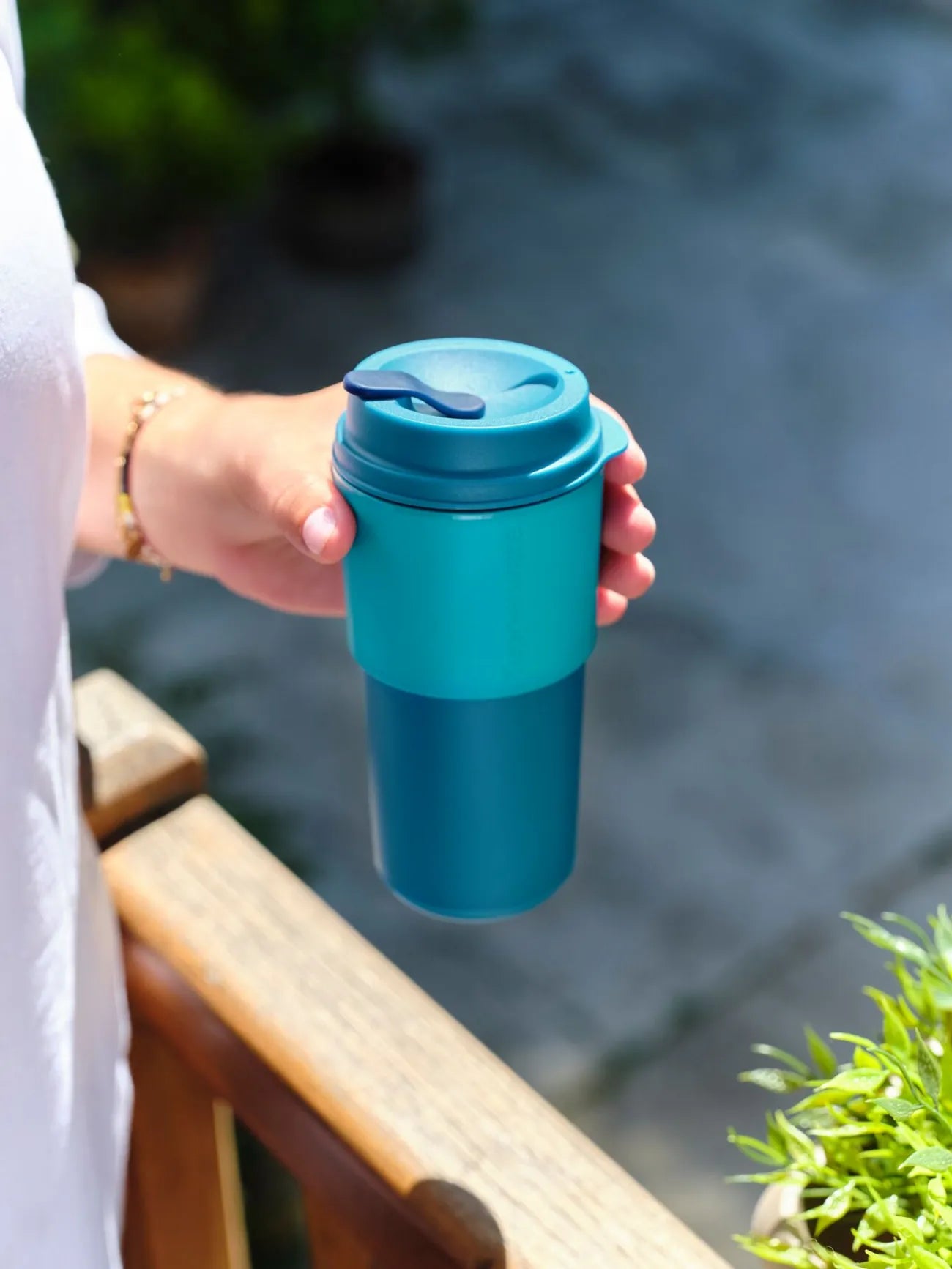 Eco+ Kaffeebecher 490ml von der Marke Tupperware / große Füllmenge für z.B extra Milchschaum / Granulierte Oberfläche für einen besseren Griff / Nachhaltig und Stylisch / Coffee To Go Becher / Hier direkt online kaufen