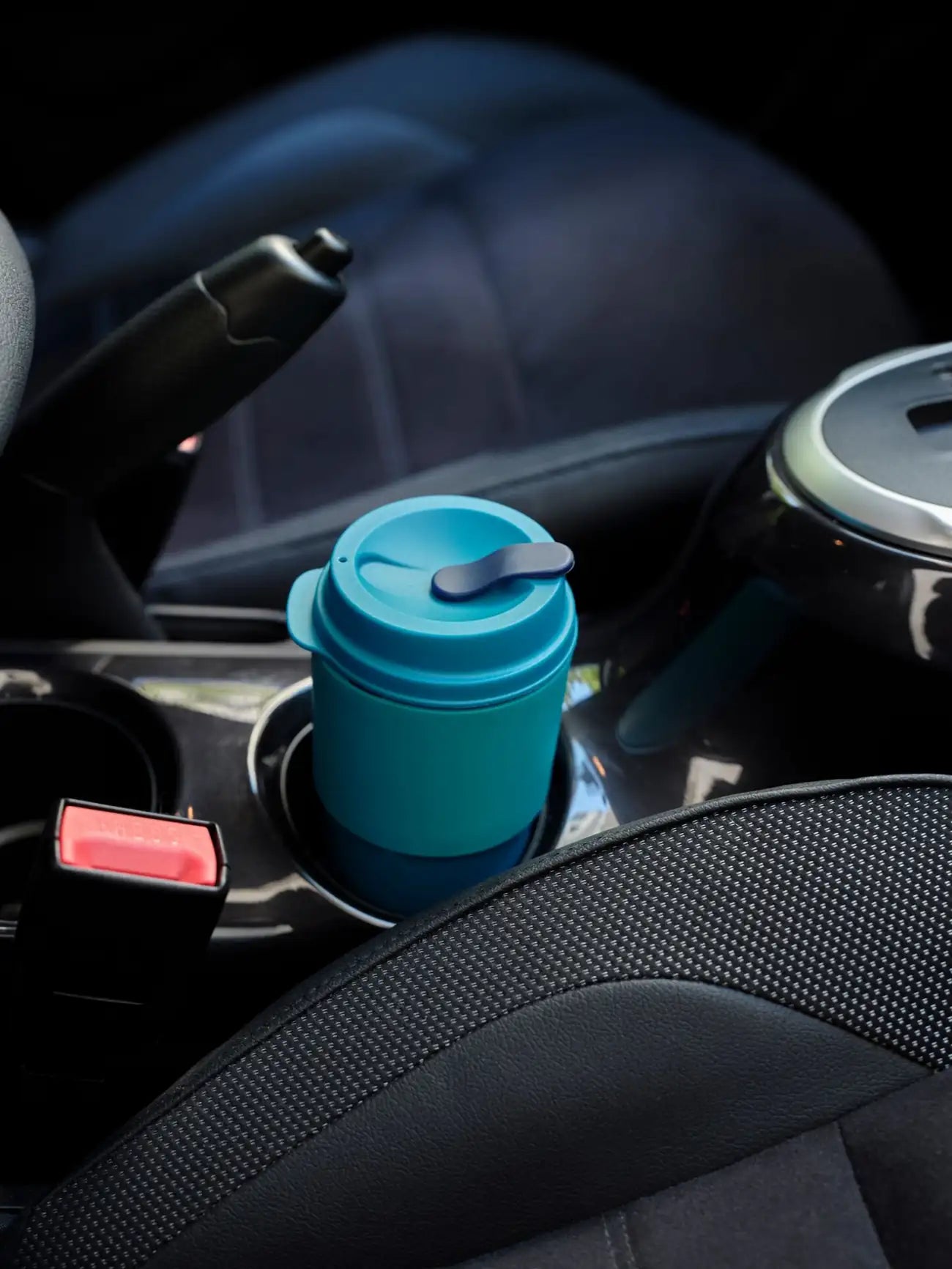 Eco+ Kaffeebecher 490ml von der Marke Tupperware / große Füllmenge für z.B extra Milchschaum / Granulierte Oberfläche für einen besseren Griff / Nachhaltig und Stylisch / Beispielbild Passt Perfekt in Getränkehalter / Hier direkt online kaufen