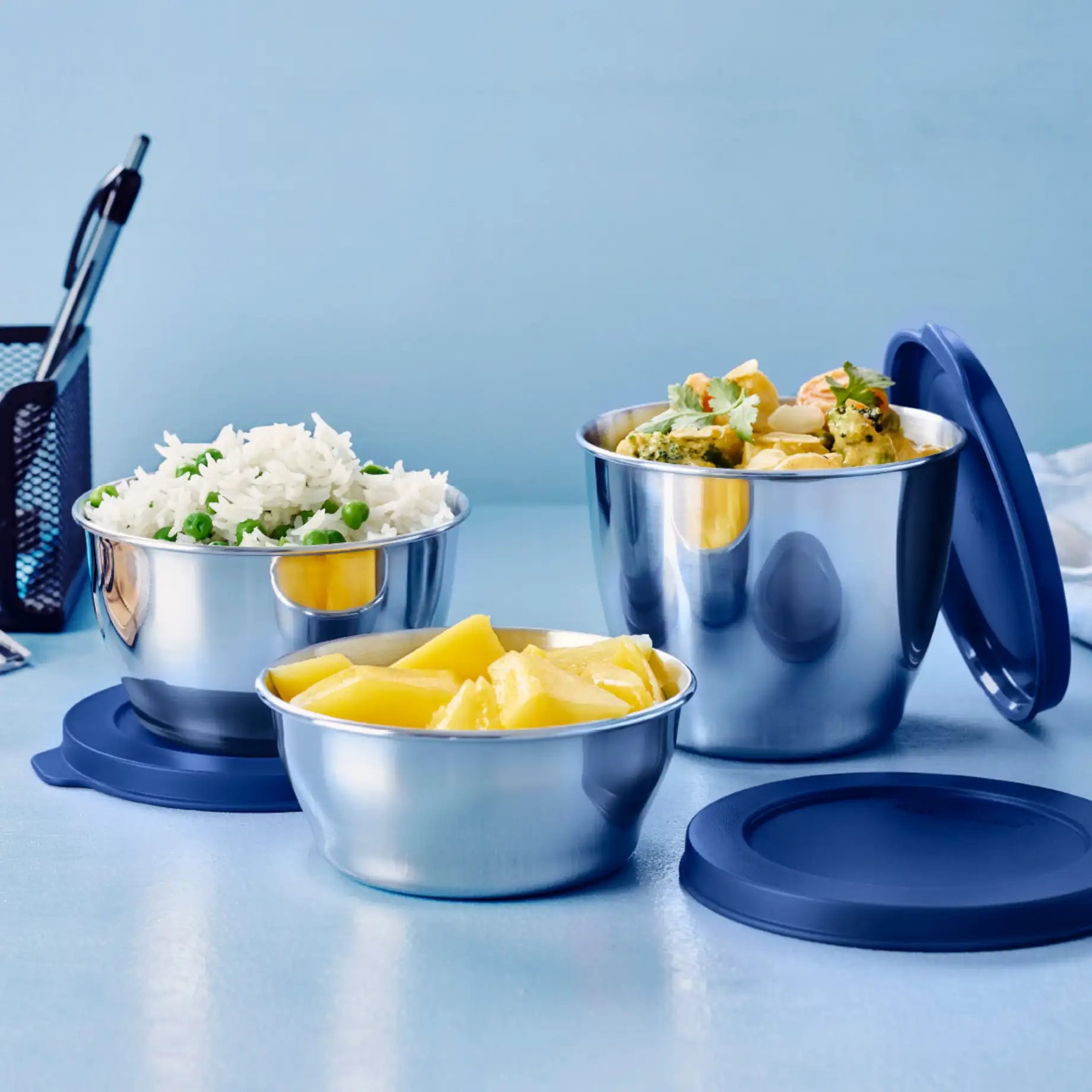 Tiffin Clear Line Edelstahl Behälter Set von der Marke Tupperware / 3 Behälter - 200ml, 300ml und 450ml / Edelstahl Schüsseln mit Kunststoff Deckel /  zum Servieren und Mitnehmen / Einfach zu Reinigen / Behälter gefüllt mit essen / Hier direkt online kaufen