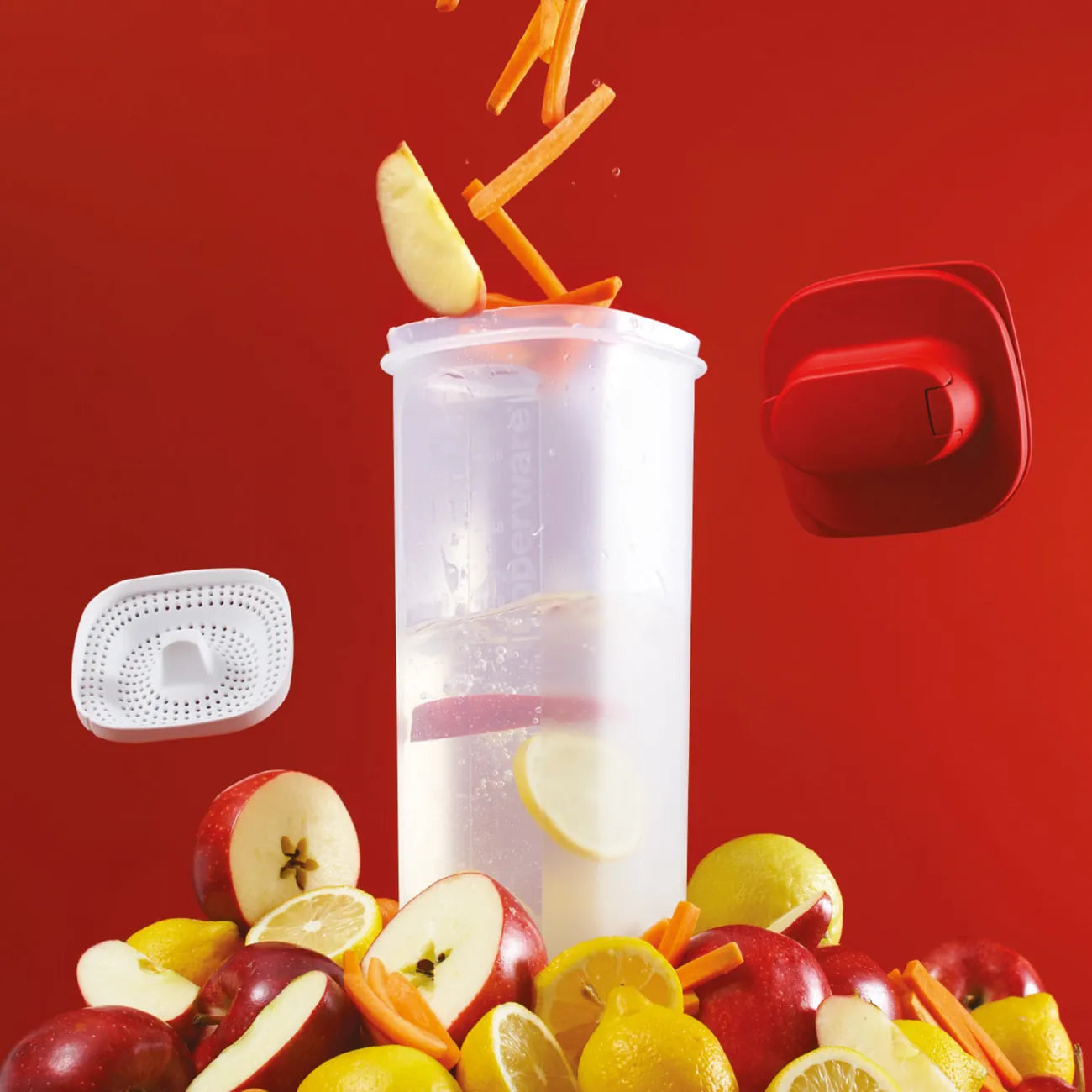 Slim Line Kanne 2l mit Sieb von der Marke Tupperware / auslaufsicher und langlebig / Ideal zum Aufbewahren und Servieren / Passt in die Kühlschranktür / Einfach zu halten / Ideal für Unterwegs / Spülmaschienenfest / Ansicht mit Obst und Wasser gefüllt / Hier direkt online kaufen 