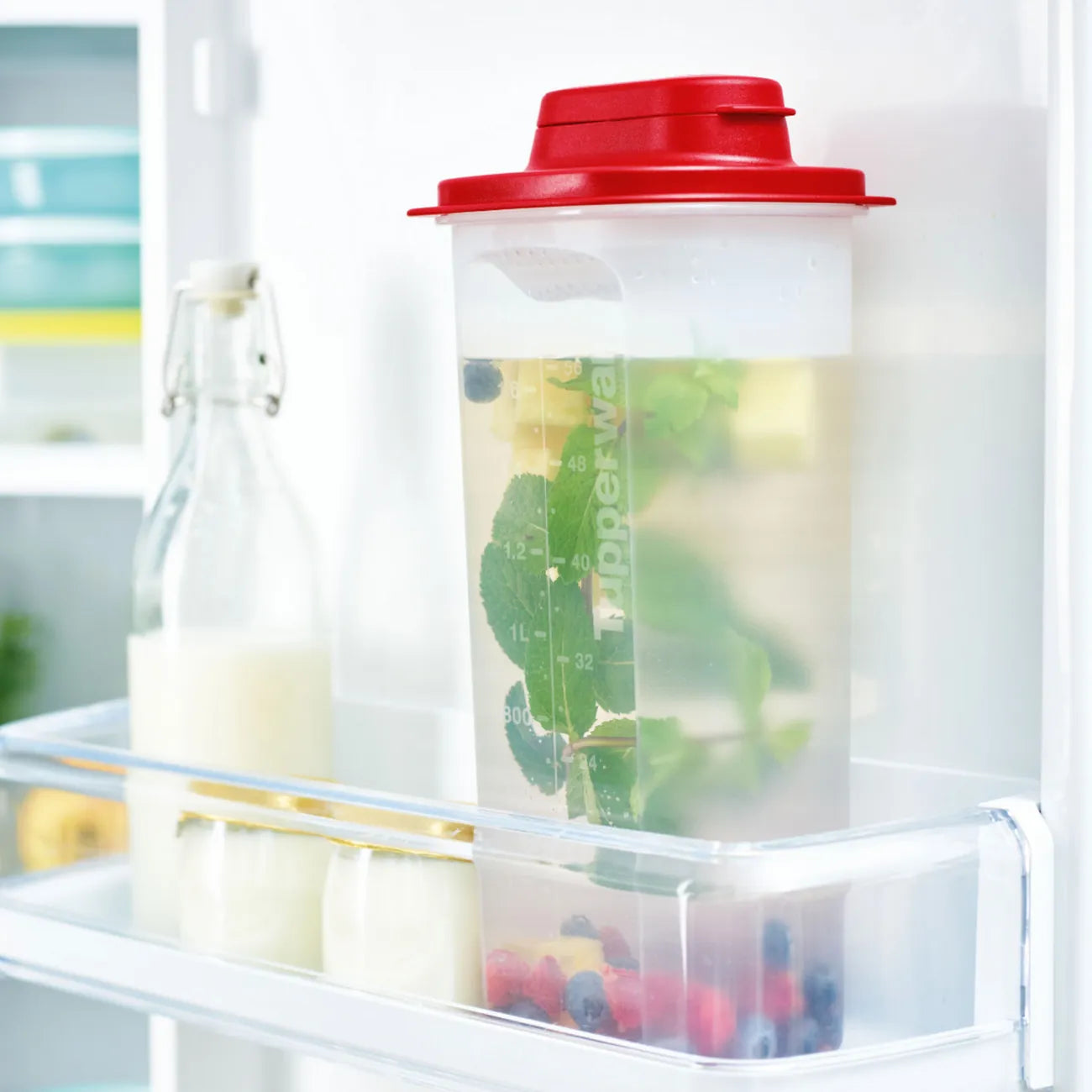 Slim Line Kanne 2l mit Sieb von der Marke Tupperware / auslaufsicher und langlebig / Ideal zum Aufbewahren und Servieren / Passt in die Kühlschranktür / Einfach zu halten / Ideal für Unterwegs / Spülmaschienenfest / Ansicht stehend in der Kühlschranktür / Hier direkt online kaufen 
