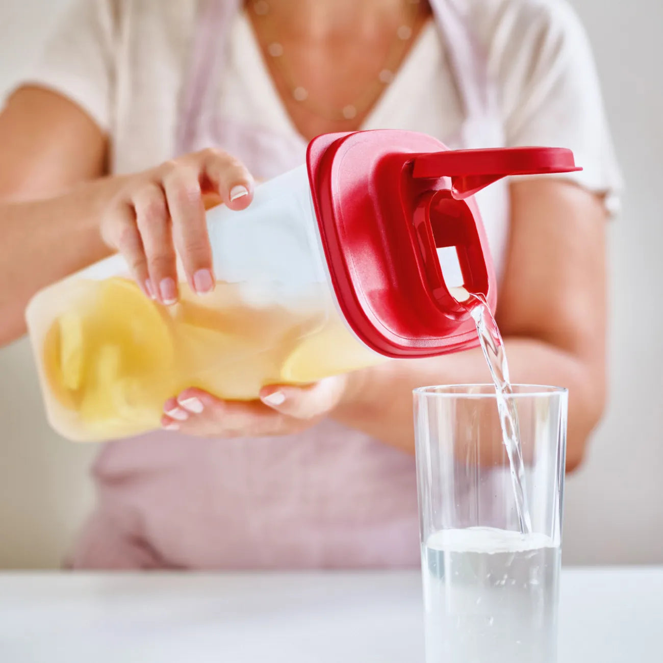 Slim Line Kanne 2l mit Sieb von der Marke Tupperware / auslaufsicher und langlebig / Ideal zum Aufbewahren und Servieren / Passt in die Kühlschranktür / Einfach zu halten / Ideal für Unterwegs / Spülmaschienenfest / Ansicht Gieß Öffnung / Hier direkt online kaufen 