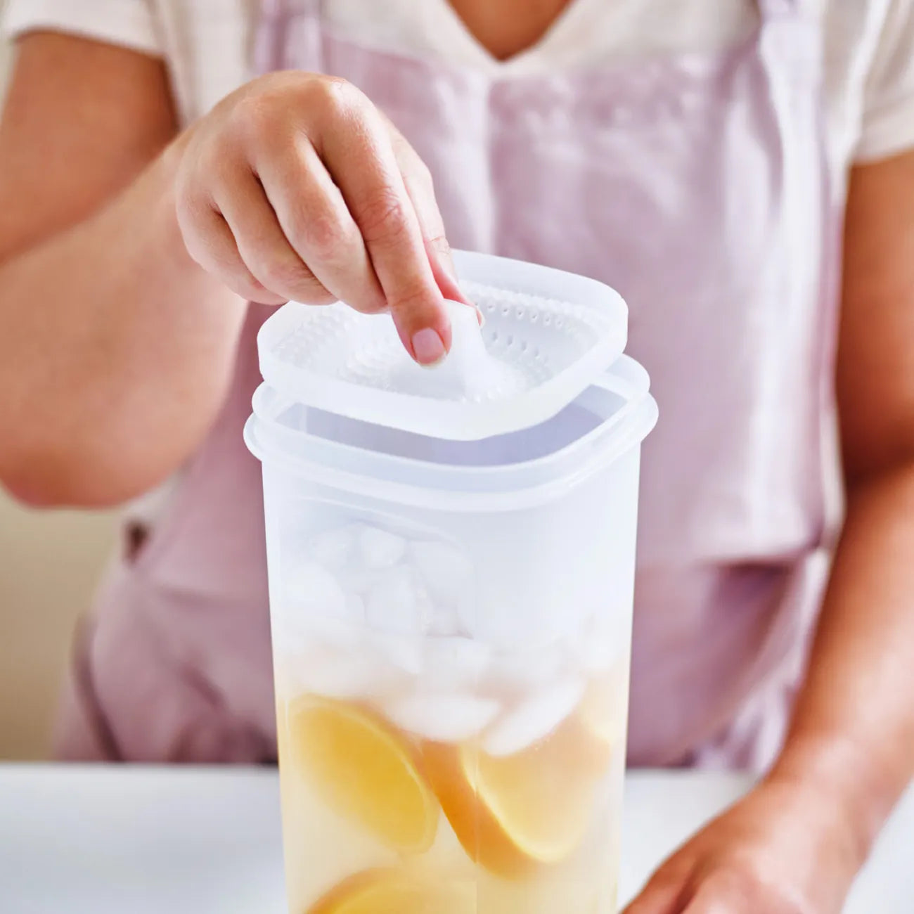 Slim Line Kanne 2l mit Sieb von der Marke Tupperware / auslaufsicher und langlebig / Ideal zum Aufbewahren und Servieren / Passt in die Kühlschranktür / Einfach zu halten / Ideal für Unterwegs / Spülmaschienenfest / Ansicht Sieb Einsatz / Hier direkt online kaufen 