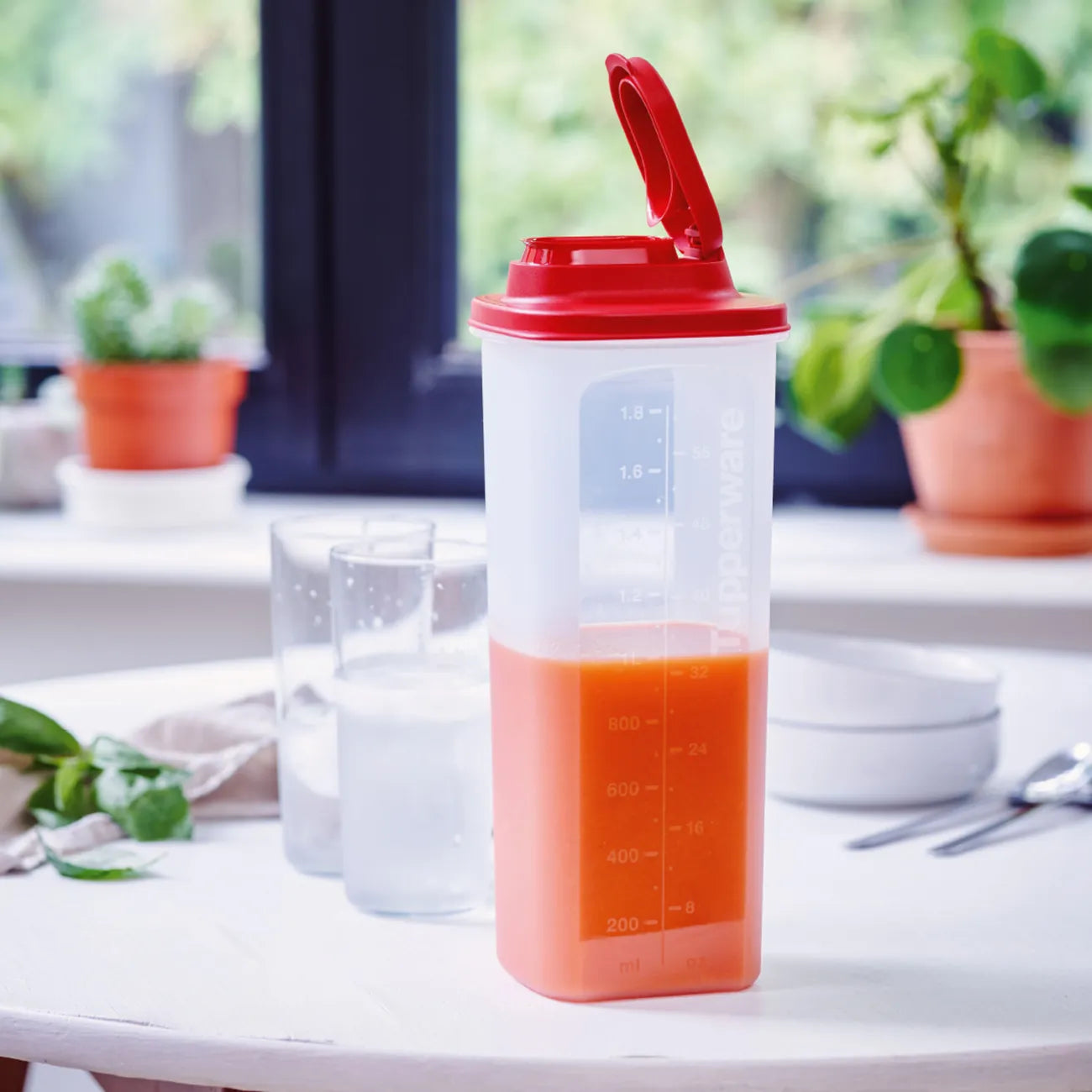 Slim Line Kanne 2l mit Sieb von der Marke Tupperware / auslaufsicher und langlebig / Ideal zum Aufbewahren und Servieren / Passt in die Kühlschranktür / Einfach zu halten / Ideal für Unterwegs / Spülmaschienenfest / Ansicht Skala an der Seite / Hier direkt online kaufen 