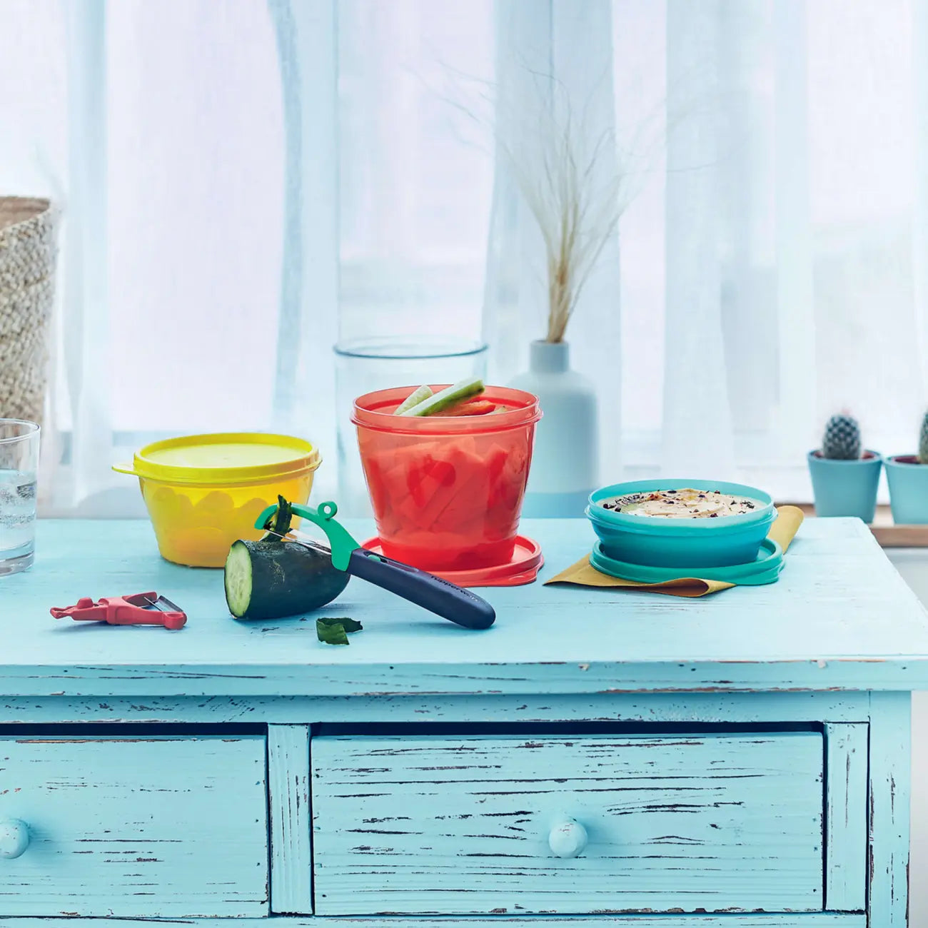 Classic Set klein 3 Bunte Frische Behälter von der Marke Tupperware / mit 240ml, 500ml und 800ml Füllmenge / Perfekt zum Mitnehmen / Luftdichter Deckel / Stapelbar / Farbenfroh / Beispielbild Essensvorbereitung mit den Frische Behältern / Hier direkt online kaufen 