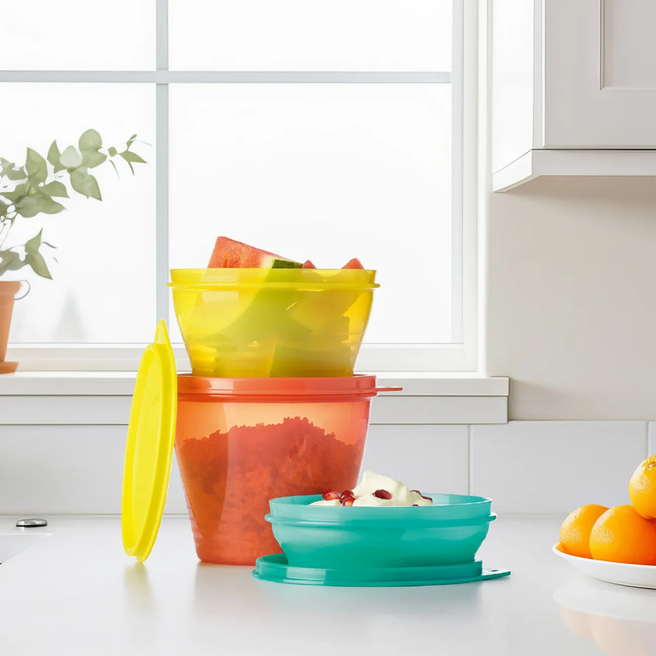 Classic Set klein 3 Bunte Frische Behälter von der Marke Tupperware / mit 240ml, 500ml und 800ml Füllmenge / Perfekt zum Mitnehmen / Luftdichter Deckel / Stapelbar / Farbenfroh / Beispielbild Behälter gefüllt 2 / Hier direkt online kaufen