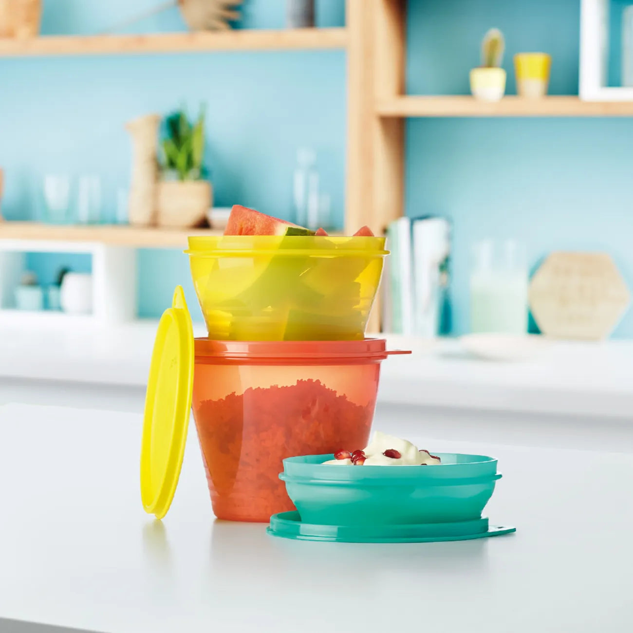 Classic Set klein 3 Bunte Frische Behälter von der Marke Tupperware / mit 240ml, 500ml und 800ml Füllmenge / Perfekt zum Mitnehmen / Luftdichter Deckel / Stapelbar / Farbenfroh / Beispielbild Behälter gefüllt 3 / Hier direkt online kaufen