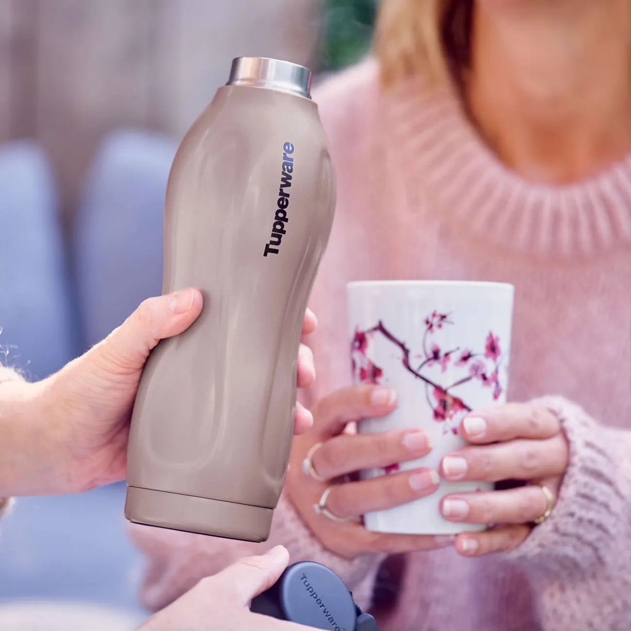 EcoEasy Isolierflasche 550ml von der Marke Tupperware / hält bis zu 6 Stunden Warm und 12 Stunden Kalt / Liegt besonders gut in der Hand / Perfekte Maß für die Meisten Getränkehalter / Ideal für Unterwegs / Beispielbild Flasche in der Hand / Hier direkt online kaufen