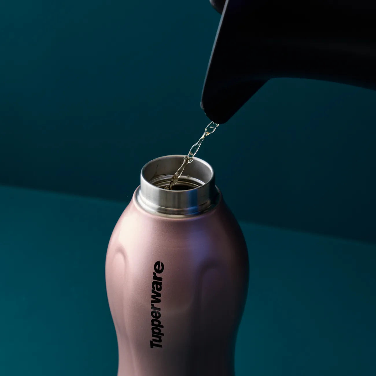 EcoEasy Isolierflasche 550ml von der Marke Tupperware / hält bis zu 6 Stunden Warm und 12 Stunden Kalt / Liegt besonders gut in der Hand / Perfekte Maß für die Meisten Getränkehalter / Ideal für Unterwegs / Aus Edelstahl / Hier direkt online kaufen