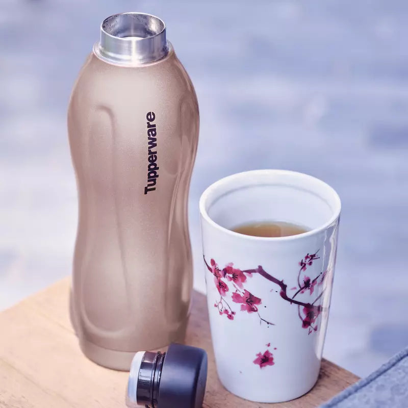 EcoEasy Isolierflasche 550ml von der Marke Tupperware / hält bis zu 6 Stunden Warm und 12 Stunden Kalt / Liegt besonders gut in der Hand / Perfekte Maß für die Meisten Getränkehalter / Ideal für Unterwegs / Beispielbild Isolierflasche gefüllt mit Tee / Hier direkt online kaufen