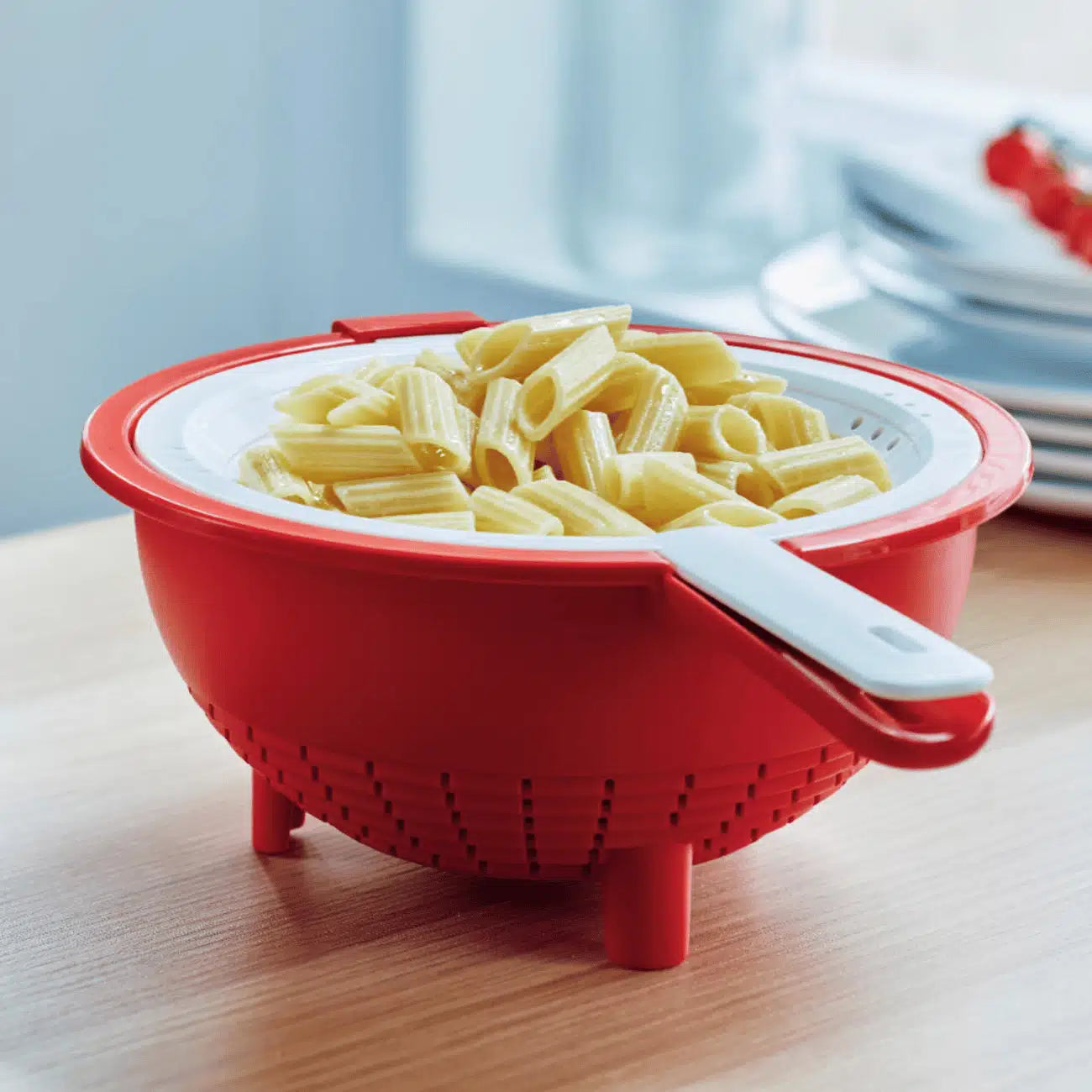 D012 Saladin Multisieb von der Marke Tupperware / in der Farbe rot / ein kleines und ein großes Sieb / Ideal zum Abschütten, sieben und waschen / passend für verschiedene Töpfe / Hier direkt online kaufen