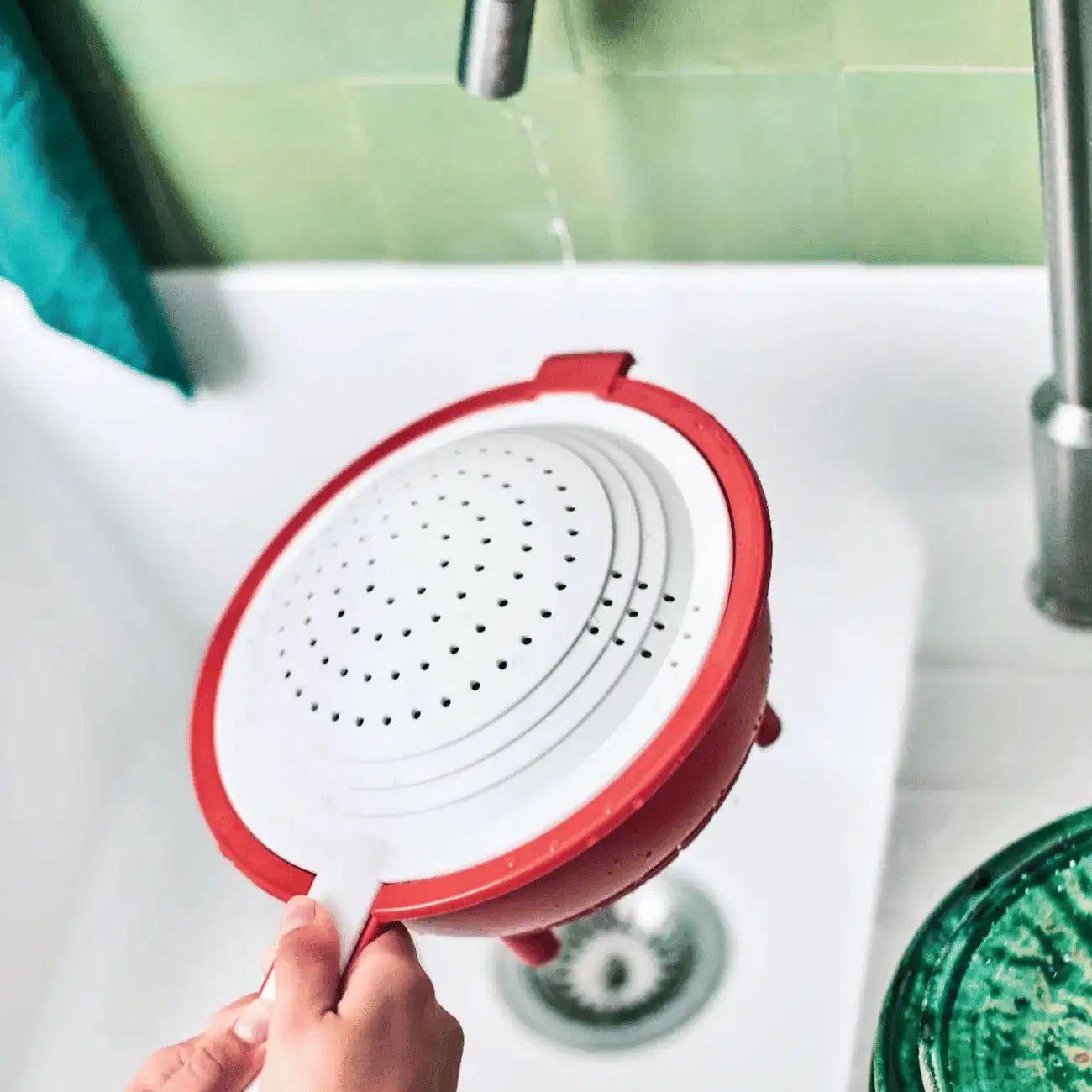 D012 Saladin Multisieb von der Marke Tupperware / in der Farbe rot / ein kleines und ein großes Sieb / Ideal zum Abschütten, sieben und waschen / passend für verschiedene Töpfe / Hier direkt online kaufen