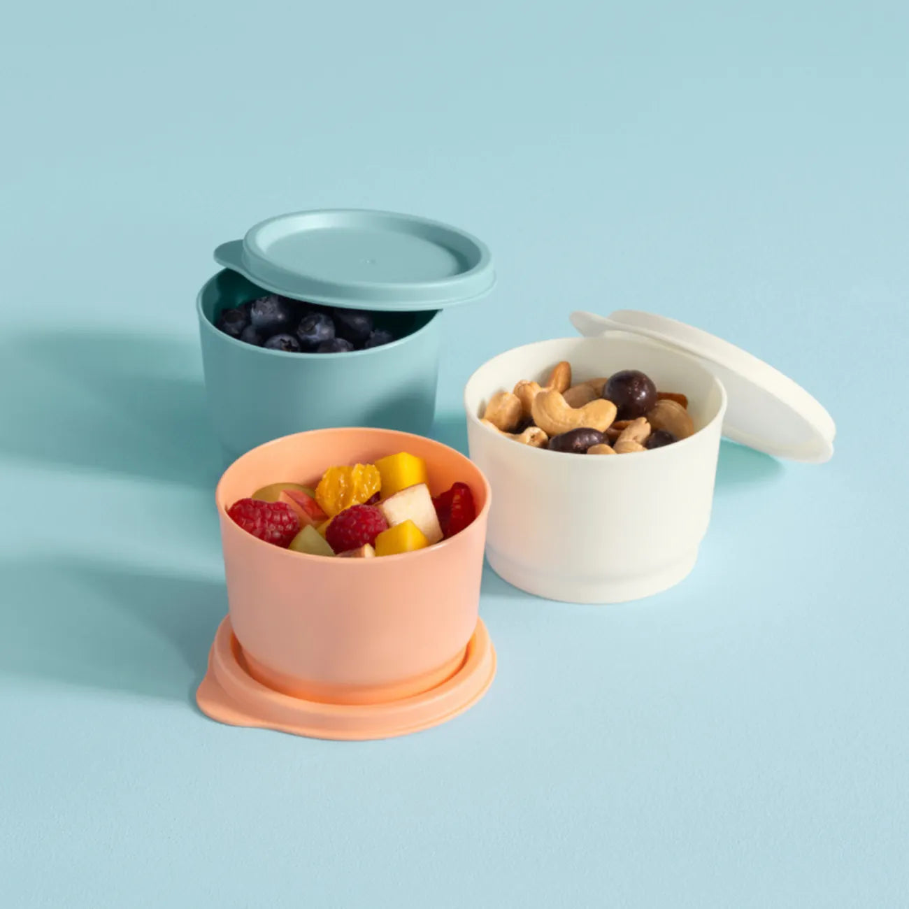 Frische Behälter Kunterbunt von der Marke Tupperware / 3x 110ml Behälter mit Deckel / Fröhlich und Bunt / Snackbehälter / Stapelbar / auch Perfekt geeignet für Bastelmaterial / Beispielbild gefüllt mit Snacks 1 / Hier direkt online kaufen 