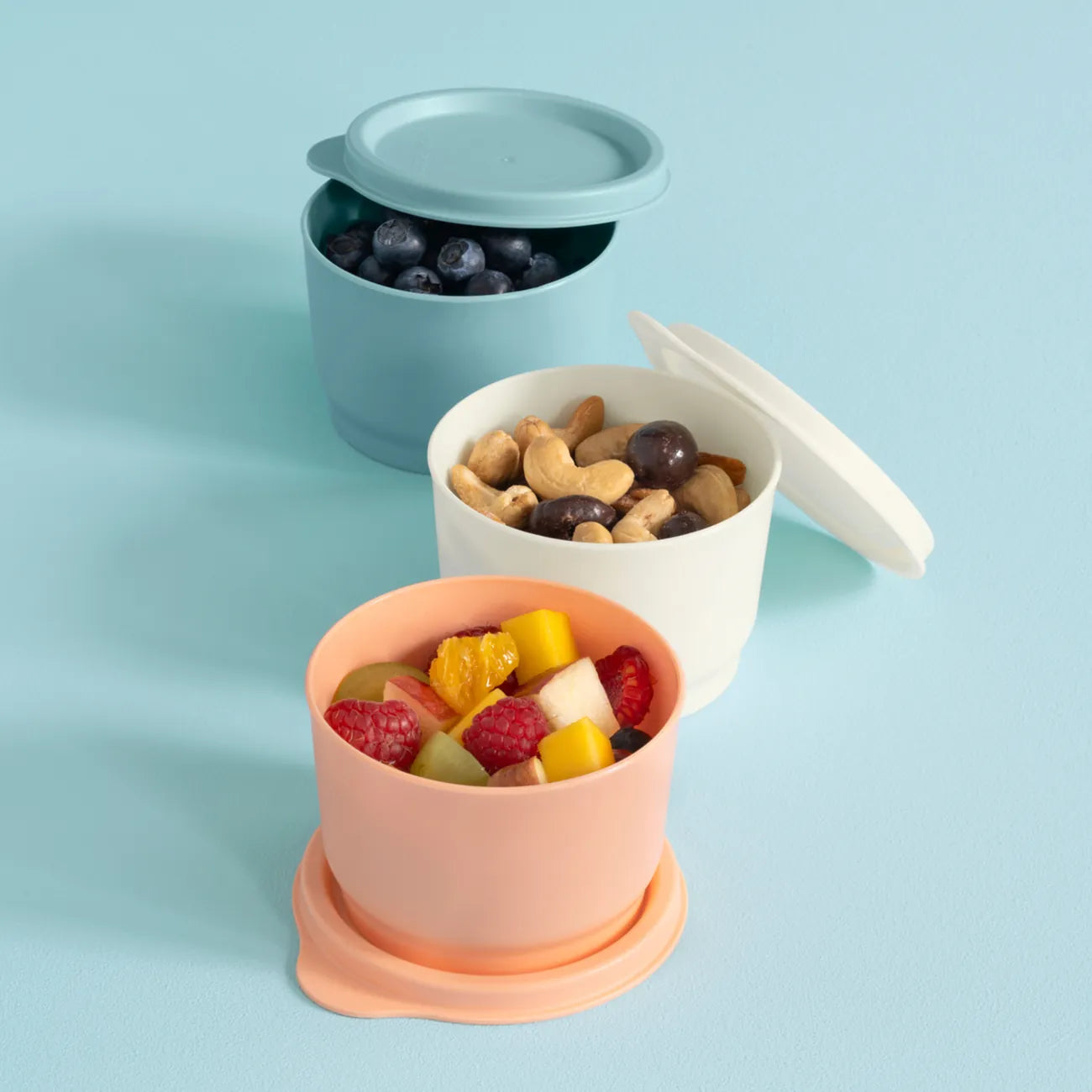 Frische Behälter Kunterbunt von der Marke Tupperware / 3x 110ml Behälter mit Deckel / Fröhlich und Bunt / Snackbehälter / Stapelbar / auch Perfekt geeignet für Bastelmaterial / Beispielbild gefüllt mit Snacks 2 / Hier direkt online kaufen
