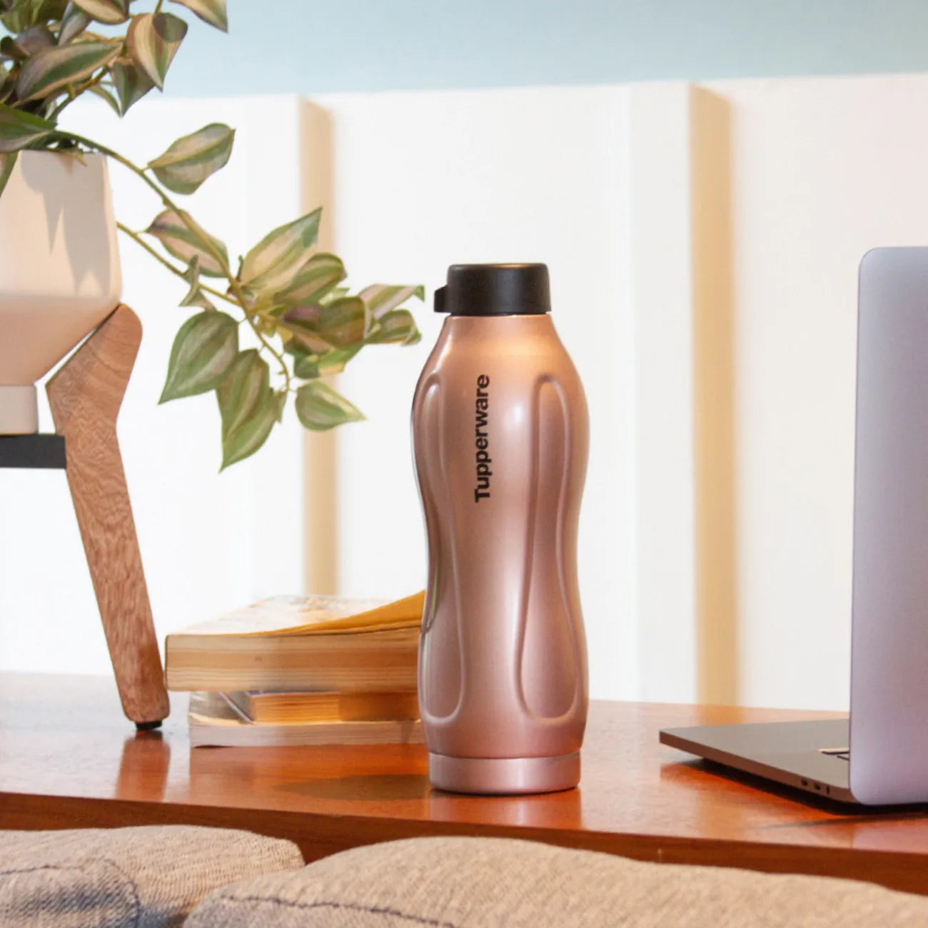 EcoEasy Isolierflasche 550ml von der Marke Tupperware / hält bis zu 6 Stunden Warm und 12 Stunden Kalt / Liegt besonders gut in der Hand / Perfekte Maß für die Meisten Getränkehalter / Ideal für Unterwegs / Beispielbild Flasche am Arbeitsplatz / Hier direkt online kaufen