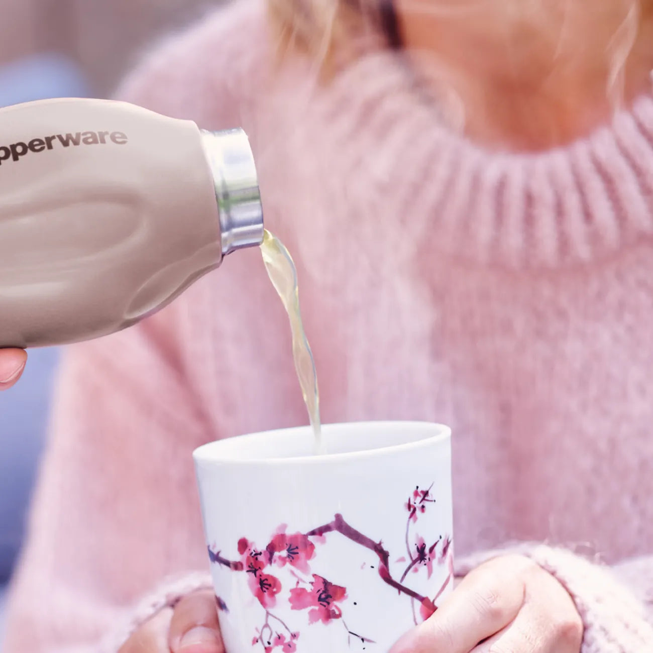 EcoEasy Isolierflasche 550ml von der Marke Tupperware / hält bis zu 6 Stunden Warm und 12 Stunden Kalt / Liegt besonders gut in der Hand / Perfekte Maß für die Meisten Getränkehalter / Ideal für Unterwegs / Beispielbild Flasche mit Tee gefüllt 2 / Hier direkt online kaufen
