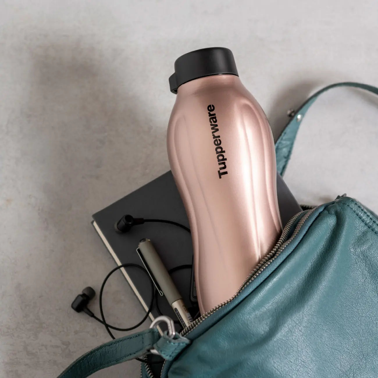 EcoEasy Isolierflasche 550ml von der Marke Tupperware / hält bis zu 6 Stunden Warm und 12 Stunden Kalt / Liegt besonders gut in der Hand / Perfekte Maß für die Meisten Getränkehalter / Ideal für Unterwegs / Beispielbild Flasche im Rucksack / Hier direkt online kaufen