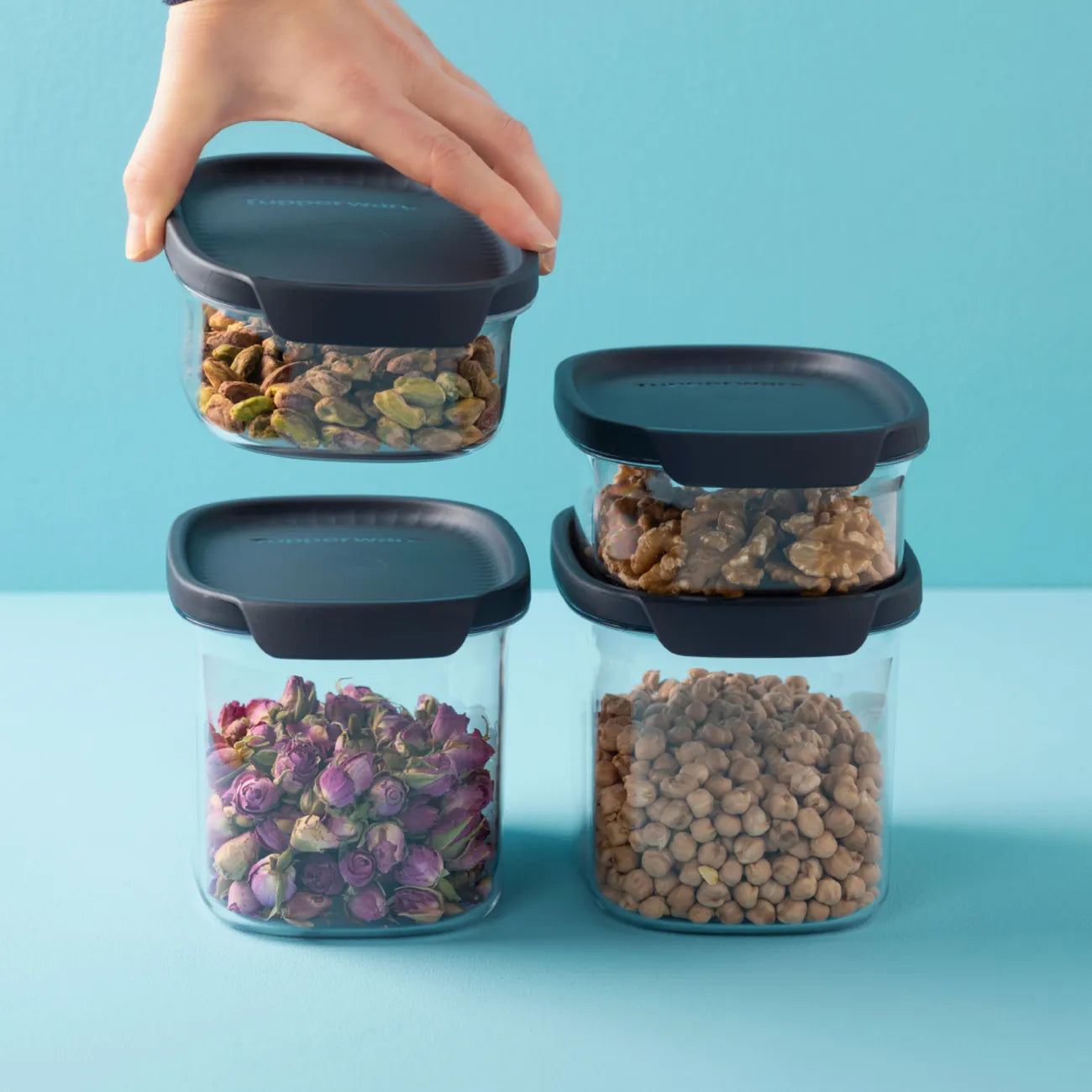 Ultra Clear 1l in Oval von der Marke Tupperware / ein echter Hingucker in Kühlschrank und Vorratsschrank / leicht zu öffnende, Luftdichte Deckel / modular Stapelbar / Langlebig und Nachhaltig / Vielseitig Einsetzbar / Beispielbild Behälter Gestapelt / Hier direkt online kaufen 