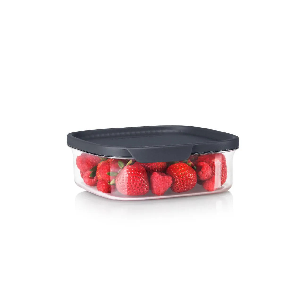Ultra Clear 825ml in Eckig von der Marke Tupperware / alles frisch und übersichtlich aufbewahrt / Modular Stapelbar / Optimal für Trockene Lebensmittel / leicht zu öffnender Luftdichter Deckel / Elegant und Langlebig / einfache Handhabung / Bild Behälter gefüllt mit Beeren / Hier direkt online kaufen