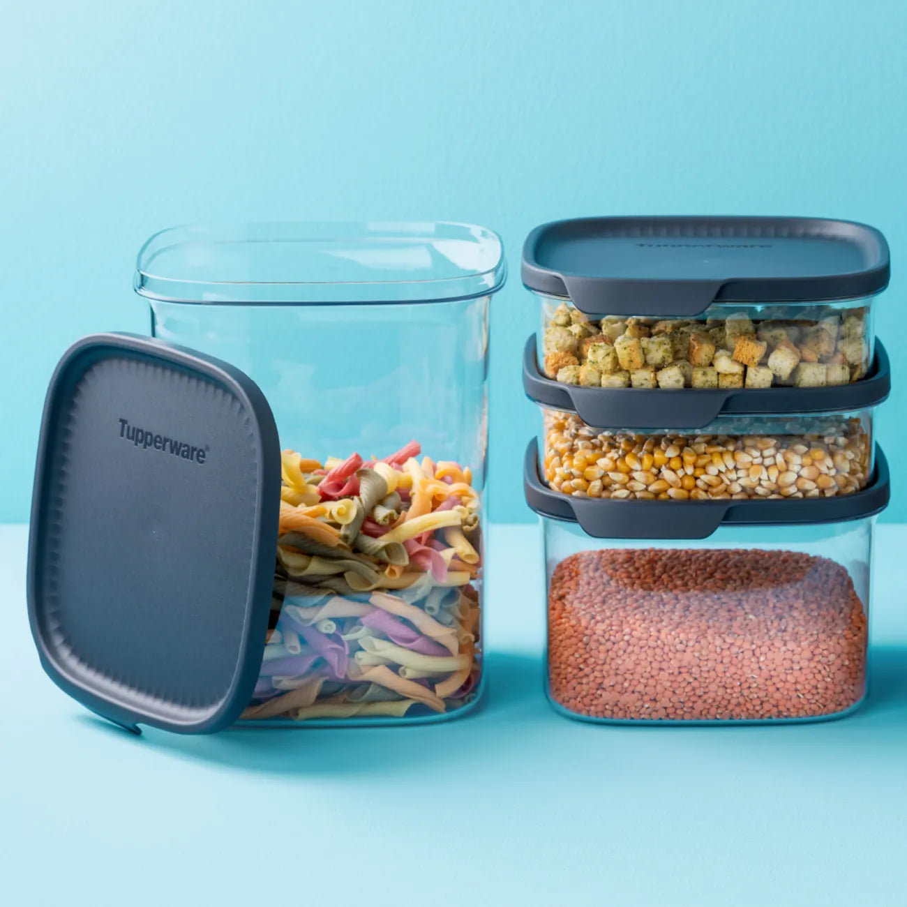 Ultra Clear 825ml in Eckig von der Marke Tupperware / alles frisch und übersichtlich aufbewahrt / Modular Stapelbar / Optimal für Trockene Lebensmittel / leicht zu öffnender Luftdichter Deckel / Elegant und Langlebig / einfache Handhabung / Übersicht gefüllte Behälter gestapelt 1 / Hier direkt online kaufen