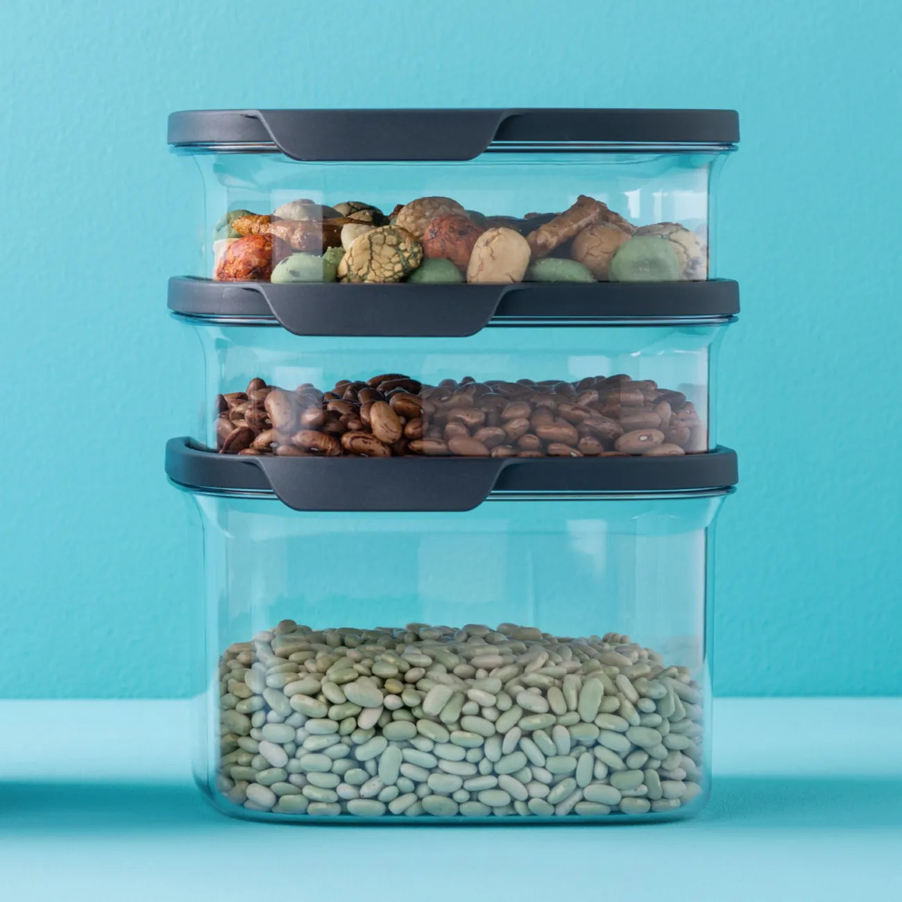 Ultra Clear 825ml in Eckig von der Marke Tupperware / alles frisch und übersichtlich aufbewahrt / Modular Stapelbar / Optimal für Trockene Lebensmittel / leicht zu öffnender Luftdichter Deckel / Elegant und Langlebig / einfache Handhabung / Übersicht gefüllte Behälter gestapelt 3 / Hier direkt online kaufen