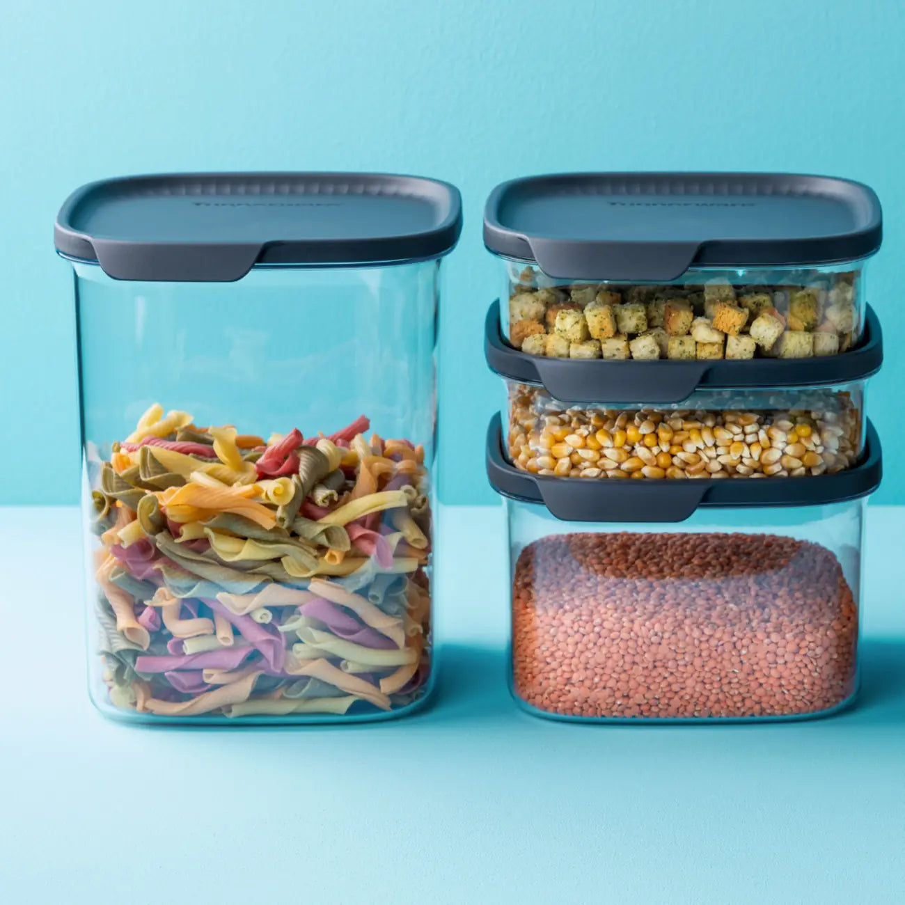 Ultra Clear 825ml in Eckig von der Marke Tupperware / alles frisch und übersichtlich aufbewahrt / Modular Stapelbar / Optimal für Trockene Lebensmittel / leicht zu öffnender Luftdichter Deckel / Elegant und Langlebig / einfache Handhabung / Übersicht gefüllte Behälter gestapelt 3 / Hier direkt online kaufen