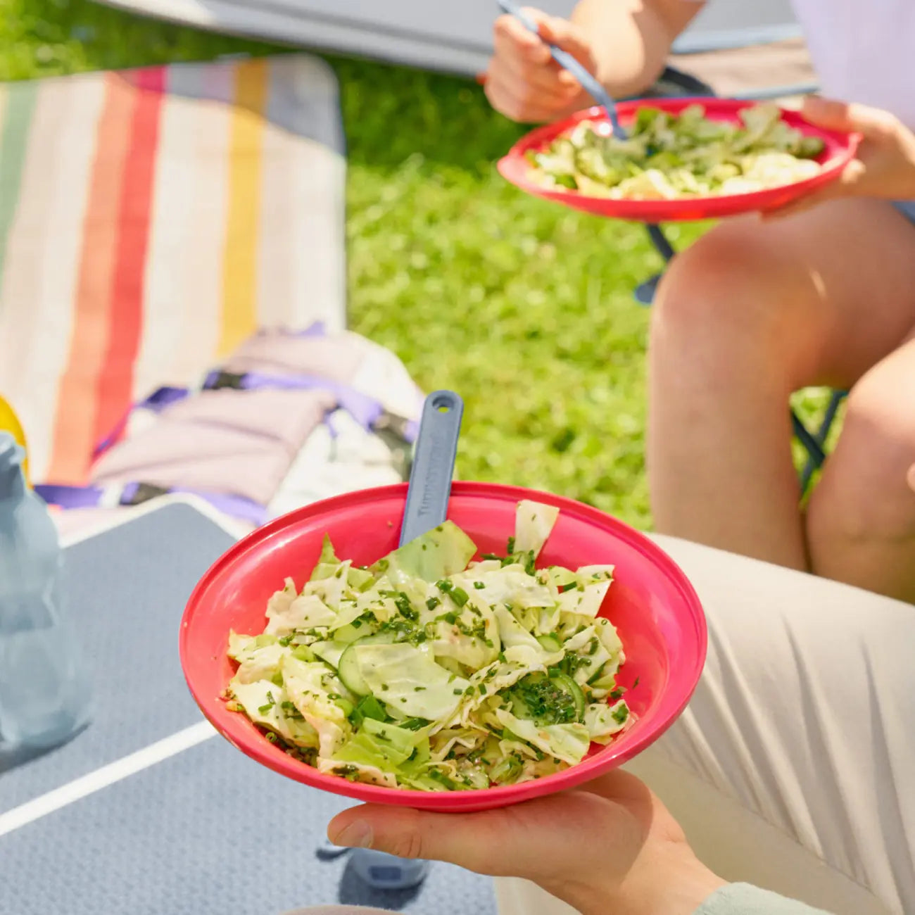 Besteck Set von der Marke Tupperware / Messer, Löffel und Gabel / Ideale Ergänzung zur Aloha Serie / Für Unterwegs oder bei Grillabenden Perfekt / handlich zusammen Steck bar / Platzsparende Aufbewahrung / Beispielbild Salat Essen / Hier direkt online kaufen 