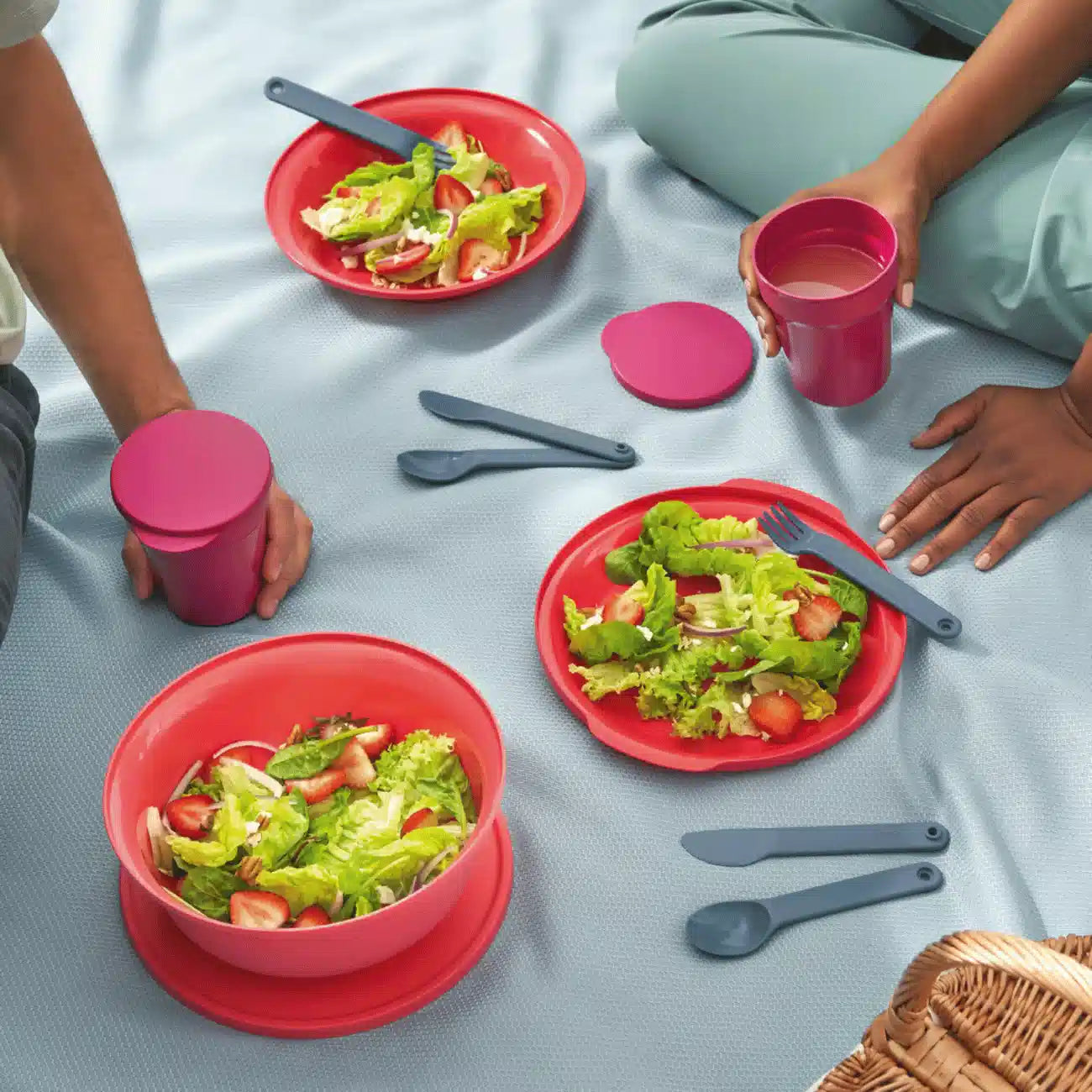 Besteck Set von der Marke Tupperware / Messer, Löffel und Gabel / Ideale Ergänzung zur Aloha Serie / Für Unterwegs oder bei Grillabenden Perfekt / handlich zusammen Steck bar / Platzsparende Aufbewahrung / Bild Besteck beim Picknick / Hier direkt online kaufen 