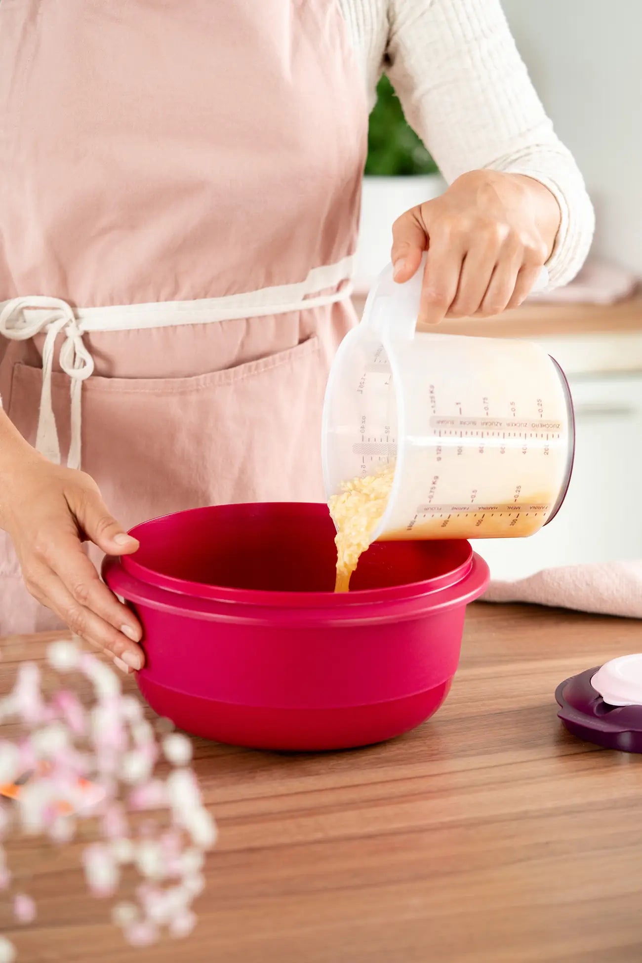 Rühr Mix 1,25l von der Marke Tupperware / Rühr Behälter zum Messen, Mixen und Rühren / Mit Spritzschutz Deckel / auch zum Frischhalten und Aufbewahren / mit Anti Rutsch Ring / Ansicht Rühr Mix beim Teig ausgießen / Hier direkt online kaufen 