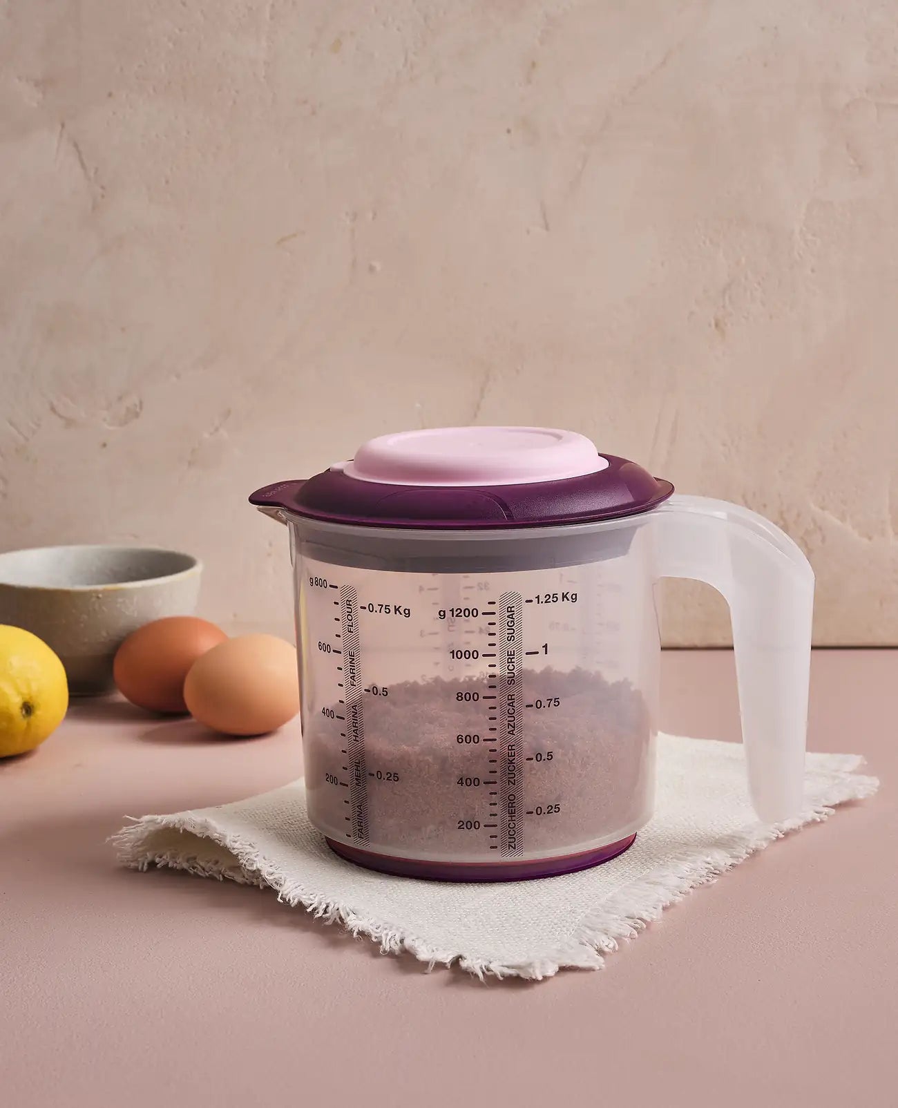 Rühr Mix 1,25l von der Marke Tupperware / Rühr Behälter zum Messen, Mixen und Rühren / Mit Spritzschutz Deckel / auch zum Frischhalten und Aufbewahren / mit Anti Rutsch Ring / Ansicht Rühr Mix von Vorne / Hier direkt online kaufen 