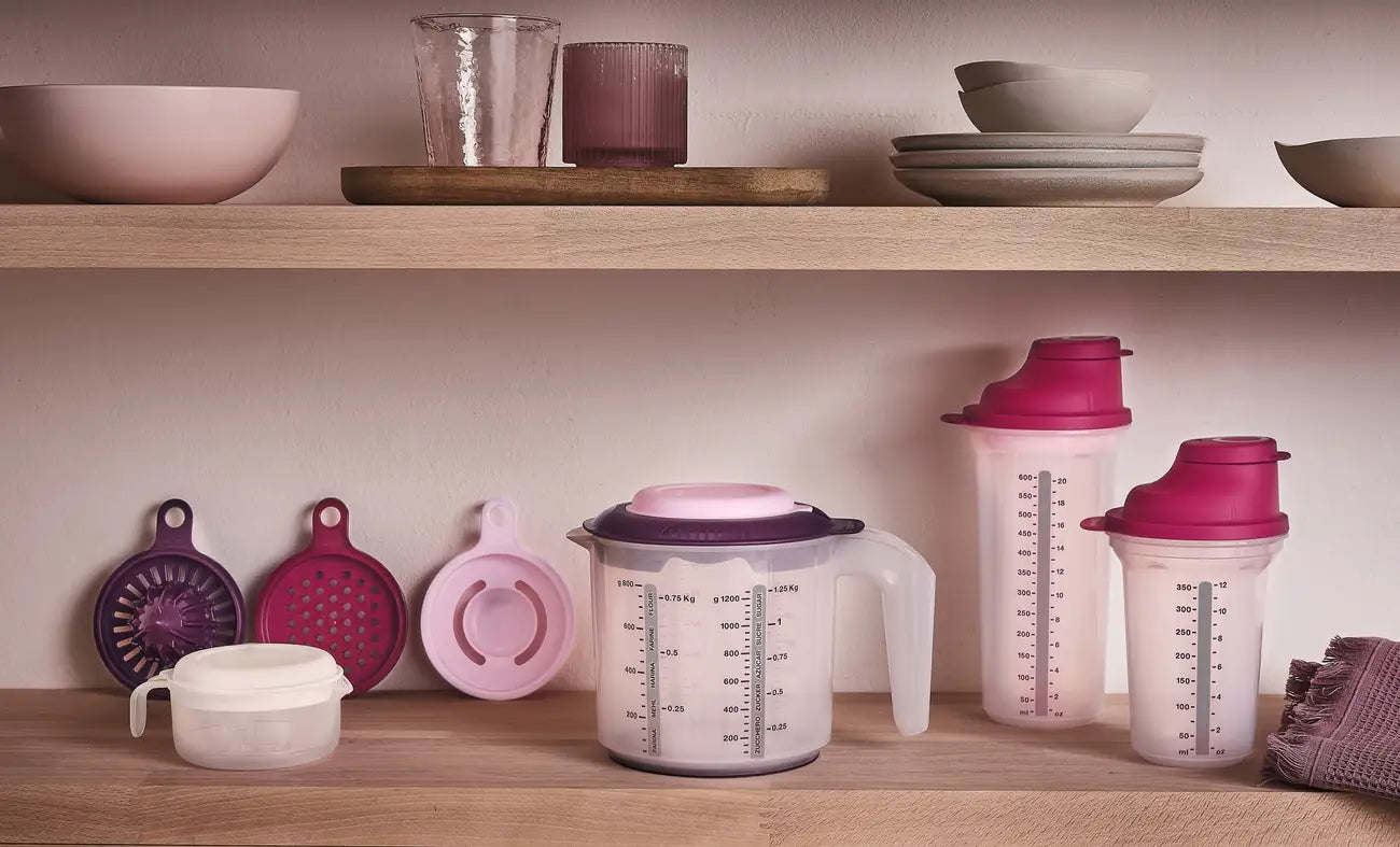 Rühr Mix 1,25l von der Marke Tupperware / Rühr Behälter zum Messen, Mixen und Rühren / Mit Spritzschutz Deckel / auch zum Frischhalten und Aufbewahren / mit Anti Rutsch Ring / Ansicht Rühr Mix auf der Ablage / Hier direkt online kaufen 