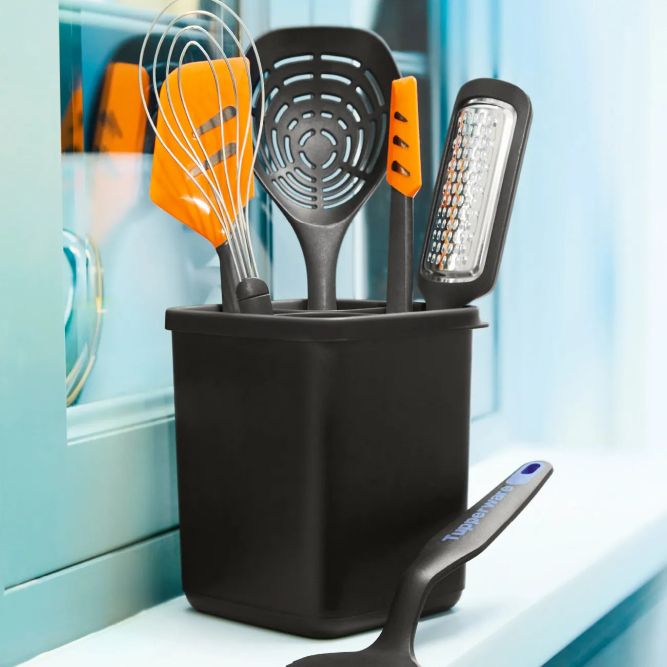 Große Ordnungsschnecke Aufbewahrungsbehälter von der Marke Tupperware / Alles zuverlässig Aufgeräumt und gleichzeitig Griffbereit / schnelles verstauen von Küchenhelfern / Auch als Besteckkorb Einsetzbar / in Viereckiger Form / Beispielbild gefüllt mit den Griffbereit Küchenhelfern / Hier direkt online kaufen 