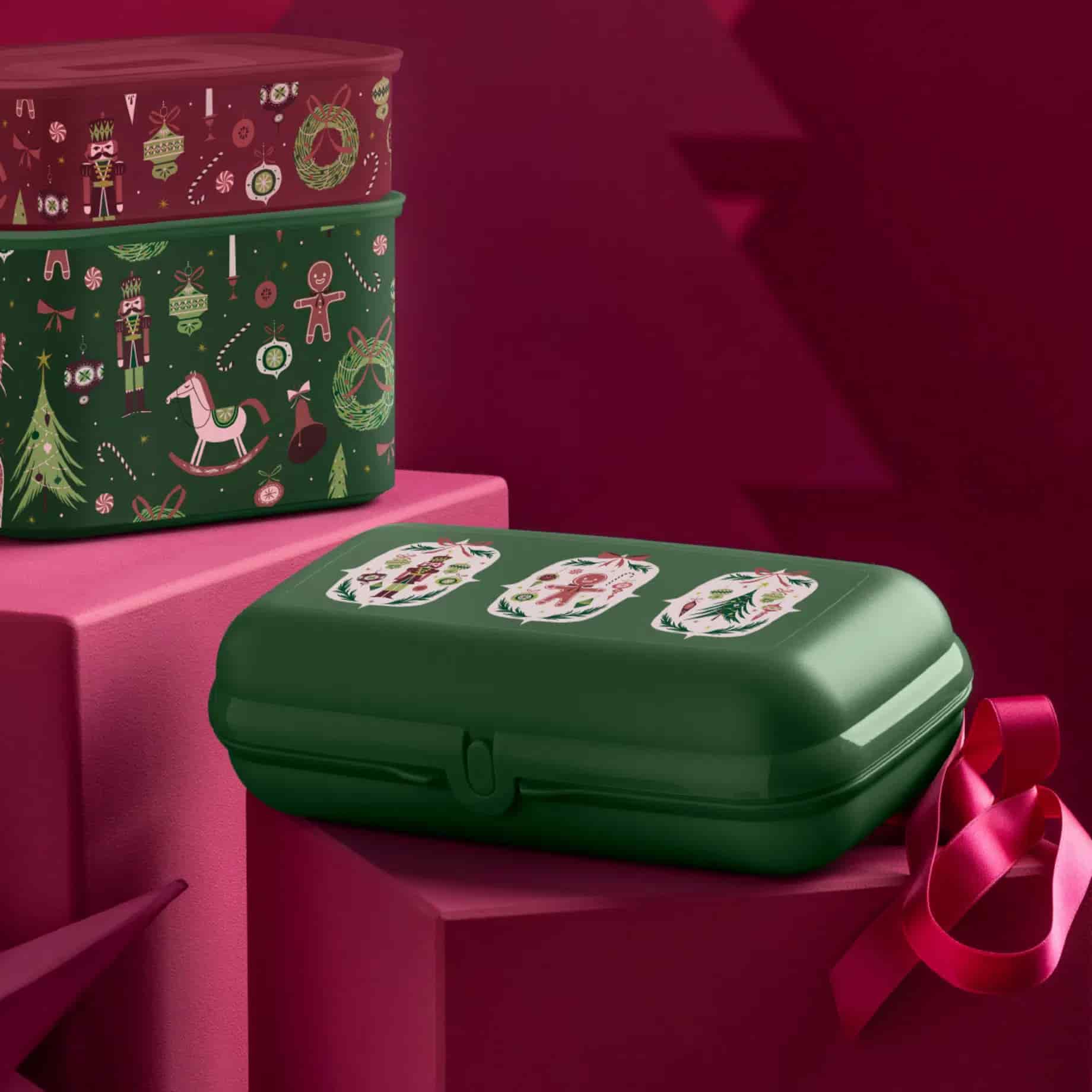 Maxi Twin Oyster Grün Xmas von der Marke Tupperware / Brot und Lunchbox / mit Weihnachtlichen  Design / Robuste Brotbox / Perfekt zum Mitnehmen oder Verschenken / Kinder freundlicher Verschluss / Vielseitig einsetzbar / Ansicht von Vorne 3 / Hier direkt online kaufen