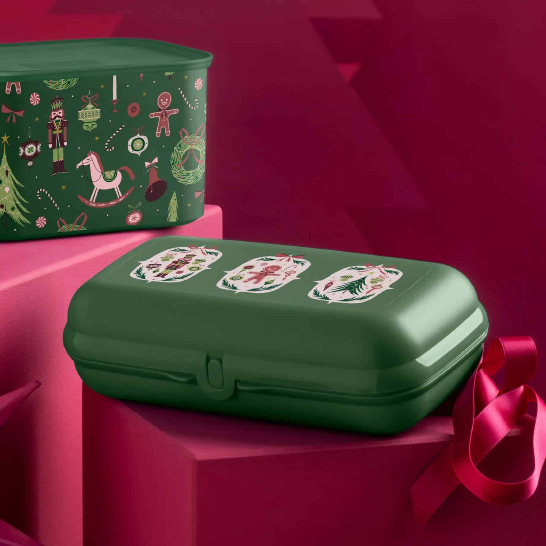 Maxi Twin Oyster Grün Xmas von der Marke Tupperware / Brot und Lunchbox / mit Weihnachtlichen  Design / Robuste Brotbox / Perfekt zum Mitnehmen oder Verschenken / Kinder freundlicher Verschluss / Vielseitig einsetzbar / Ansicht von Vorne 4 / Hier direkt online kaufen