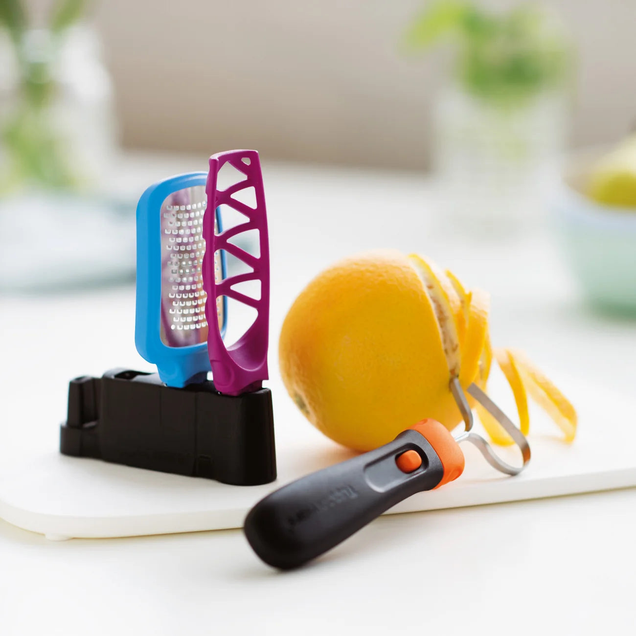 Klick Trio von der Marke Tupperware / Reibe, Schäfer und Presse in einem / Ideal für Gemüse, Obst oder auch zum Reiben von Schokolade und anderen Backzutaten / hier direkt online kaufen