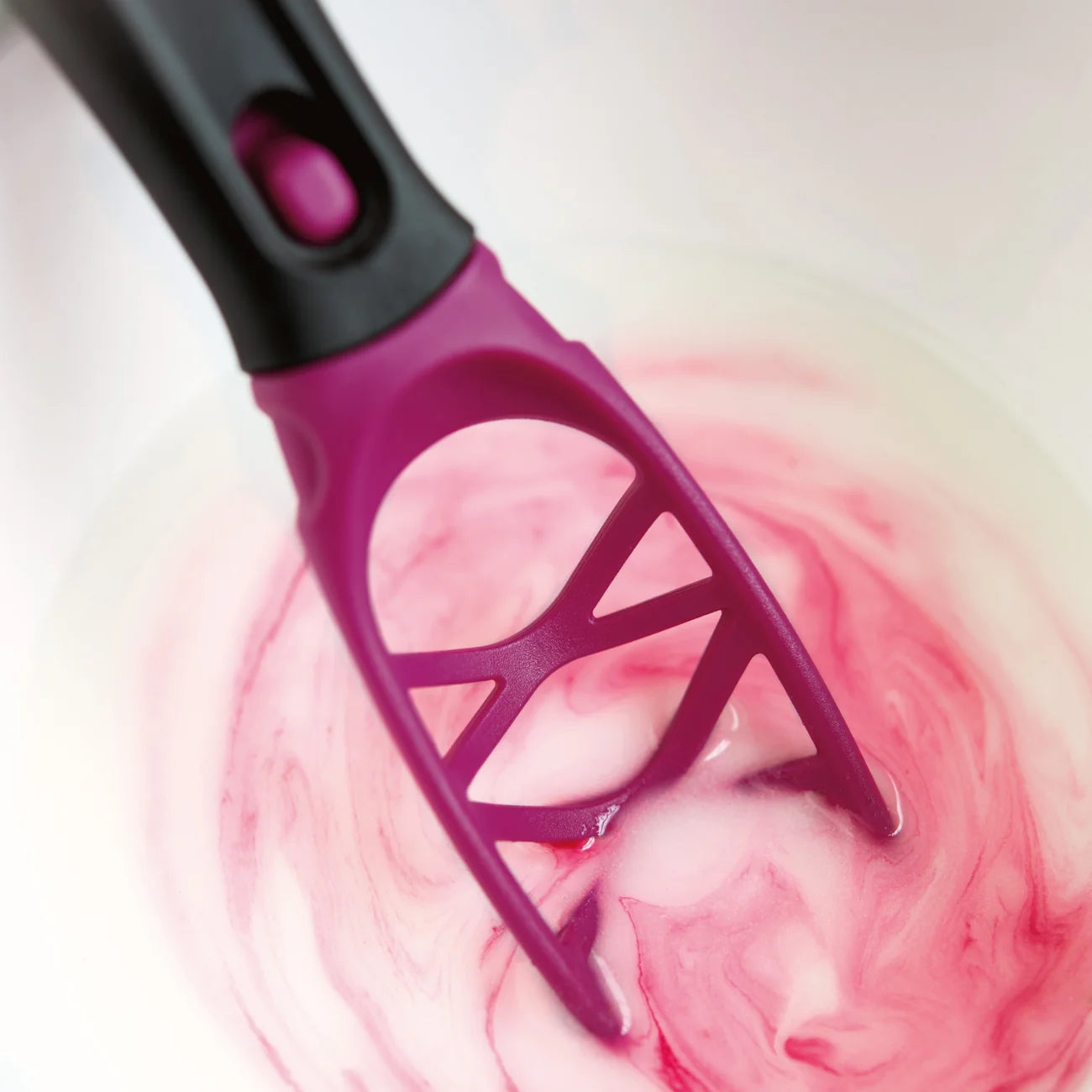 Klick Trio von der Marke Tupperware / Reibe, Schäfer und Presse in einem / Ideal für Gemüse, Obst oder auch zum Reiben von Schokolade und anderen Backzutaten / hier direkt online kaufen