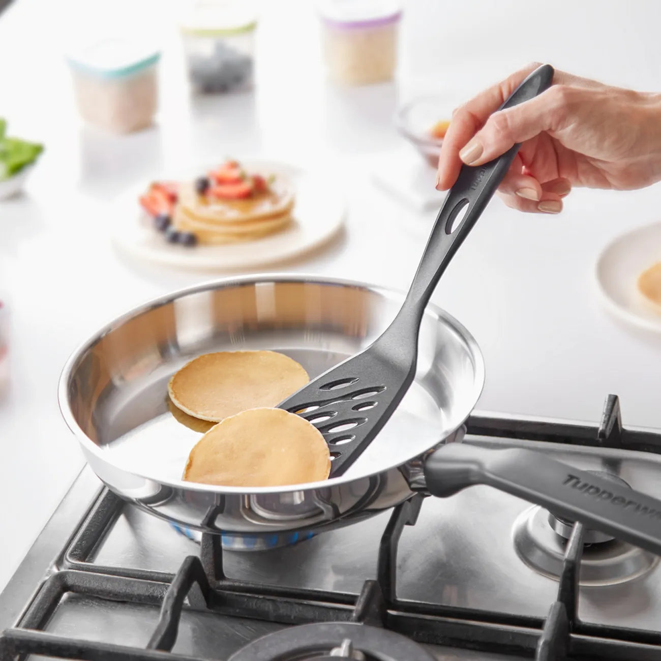 Pfannenwender Küchenfreund von der Marke Tupperware / zum Mischen, Rühren und Servieren / Perfekt geeignet zum Abtropfen von Überschüssigem Öl / Langlebig und Robust / Beispielbild Pfannkuchen wenden / Hier direkt online kaufen 