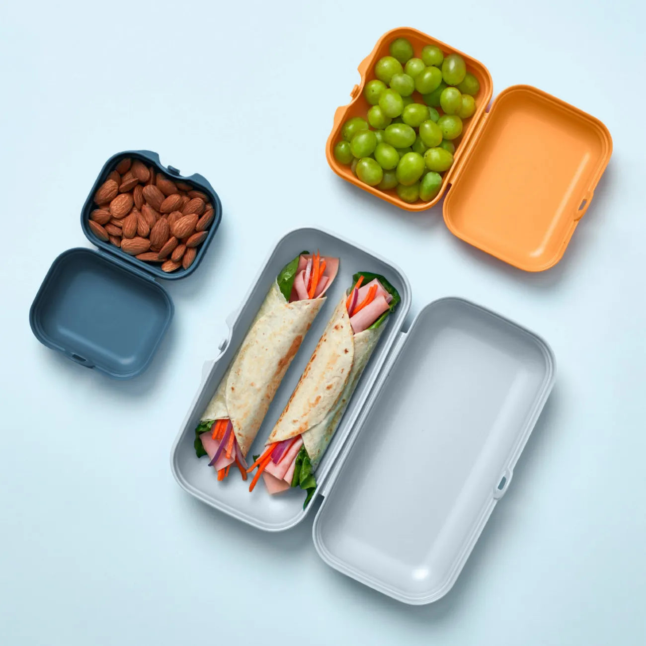 Eco+ Maxi Twin Set Oyster Boxen Trio von der Marke Tupperware / 3 Boxen in verschiedenen Farben / Perfekt Ausgerüstet für die kleine und große Stärkung Unterwegs / Perfekt zum Reisen / leicht zu Öffnen und zu Schließen / Umweltfreundlich durch vermeiden von Verpackungsmüll / super zum Transportieren / Übersicht alle 3 Boxen / Beispielbild Boxen gefüllt mit Snacks / Hier direkt online kaufen 